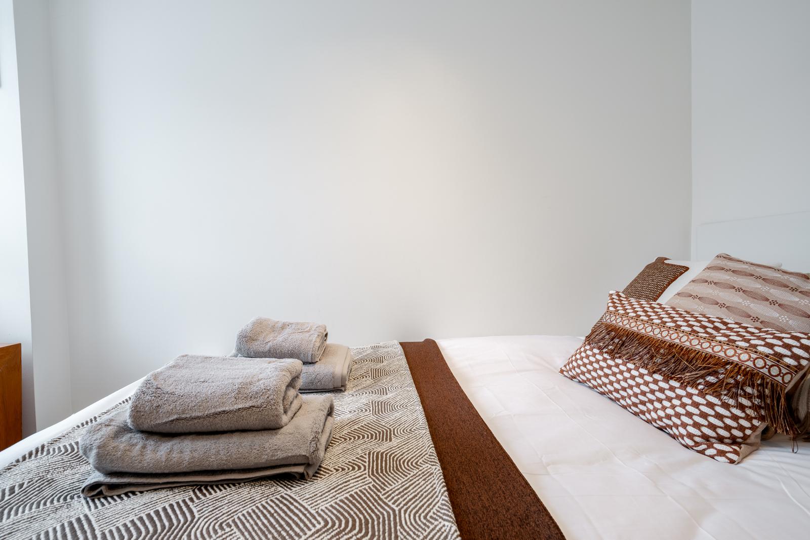 Luxe Layers: 3BR Villa with AC , Victoria Access