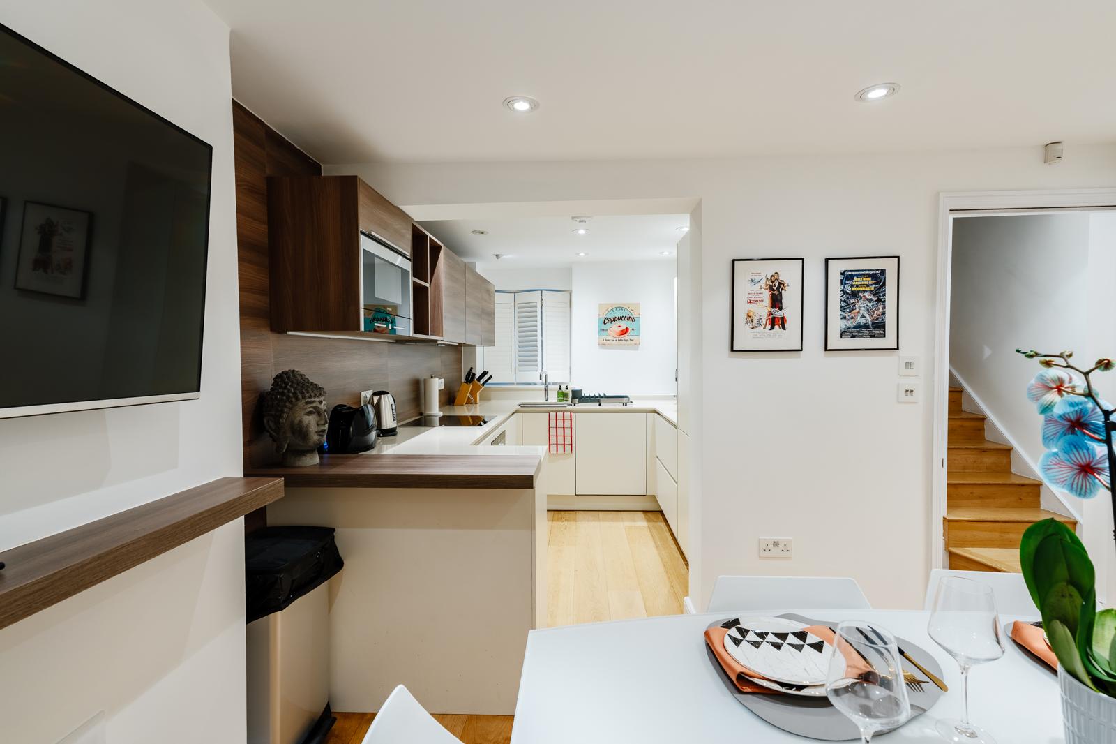 Spacious 3BRs townhouse 3 mins to Victoria | AC