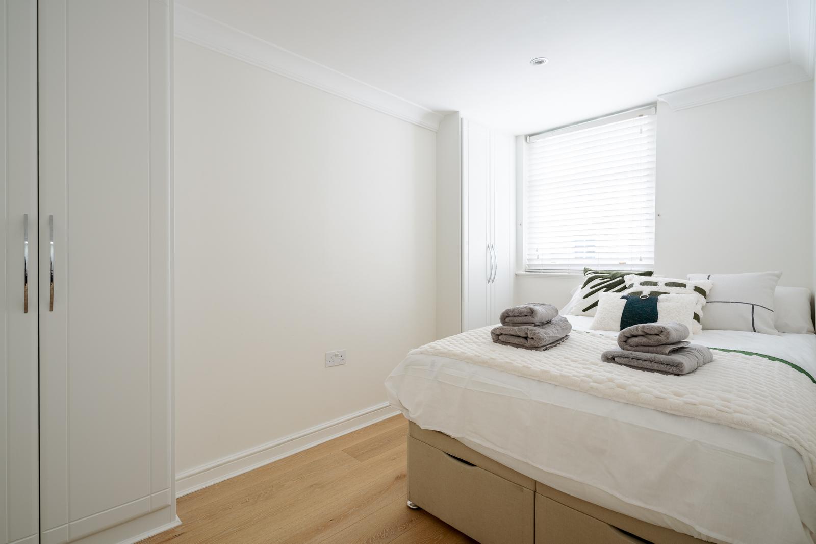 Luxe Layers: 3BR Villa with AC , Victoria Access