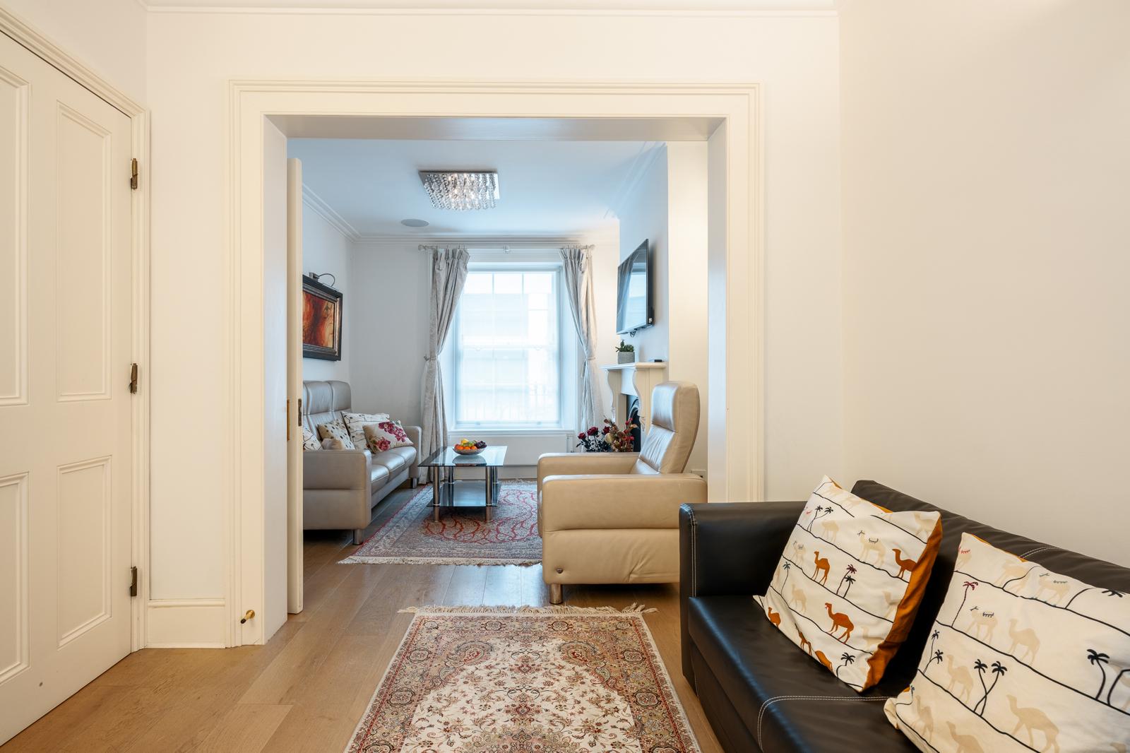 Royal Retreat: 3BR British Manor Near Victoria｜AC