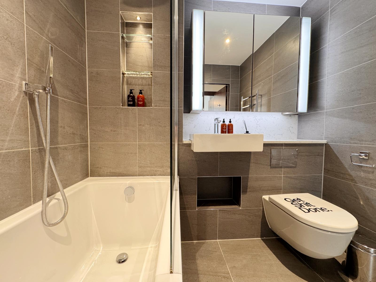 Skyline Serenity: Nine Elms 3BRs Haven