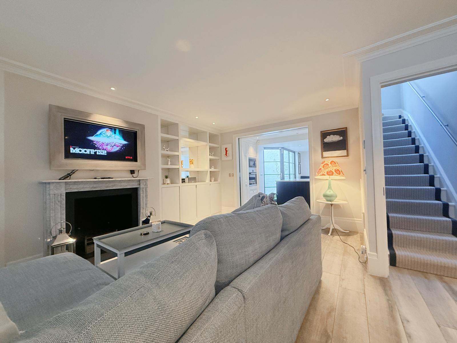 Stylish 3-Bedroom Terrace House Near Earls Court