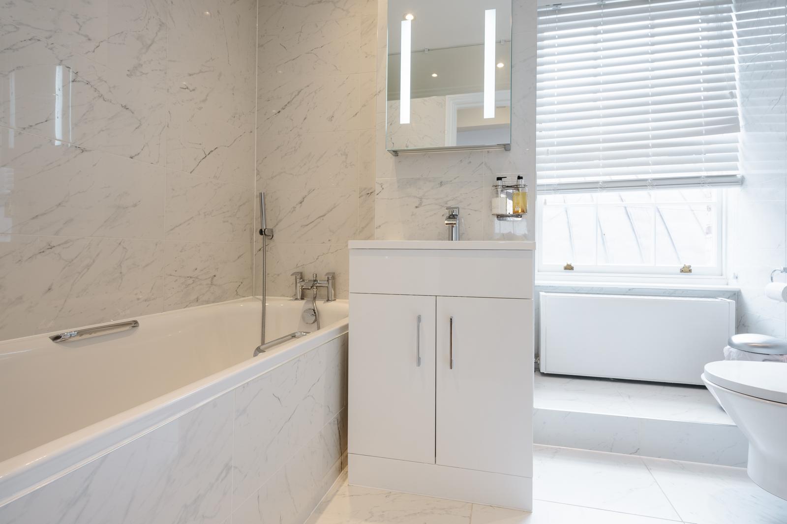 Luxe Layers: 3BR Villa with AC , Victoria Access