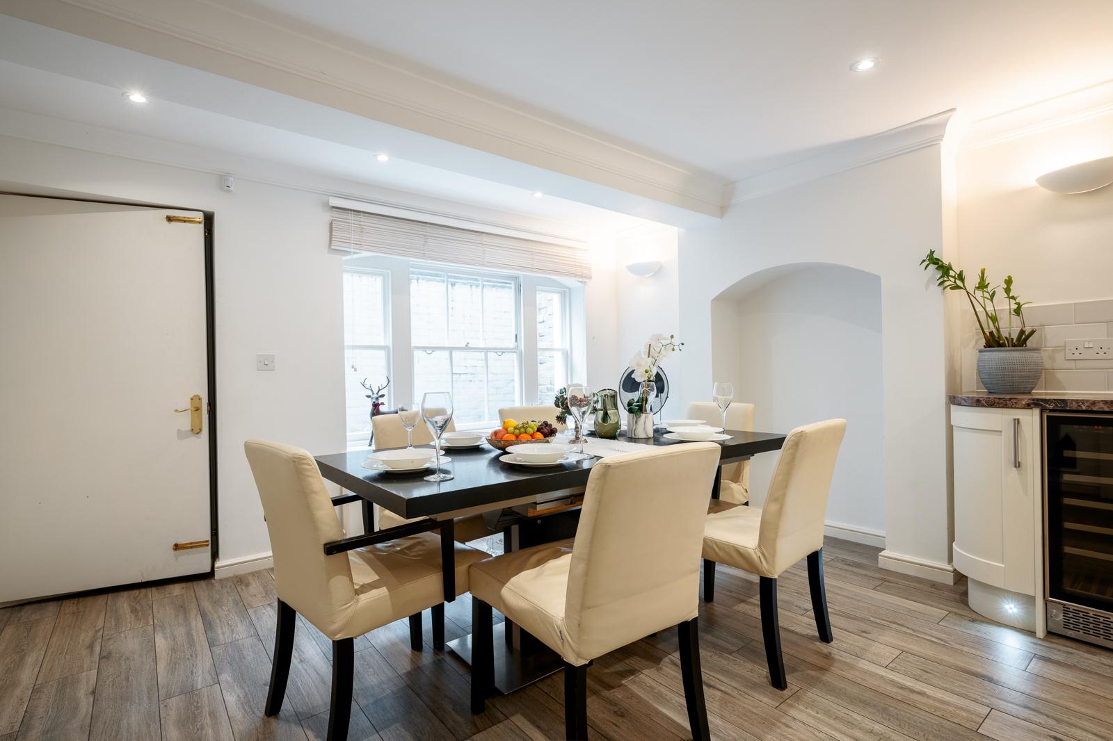 Royal Retreat: 3BR British Manor Near Victoria｜AC