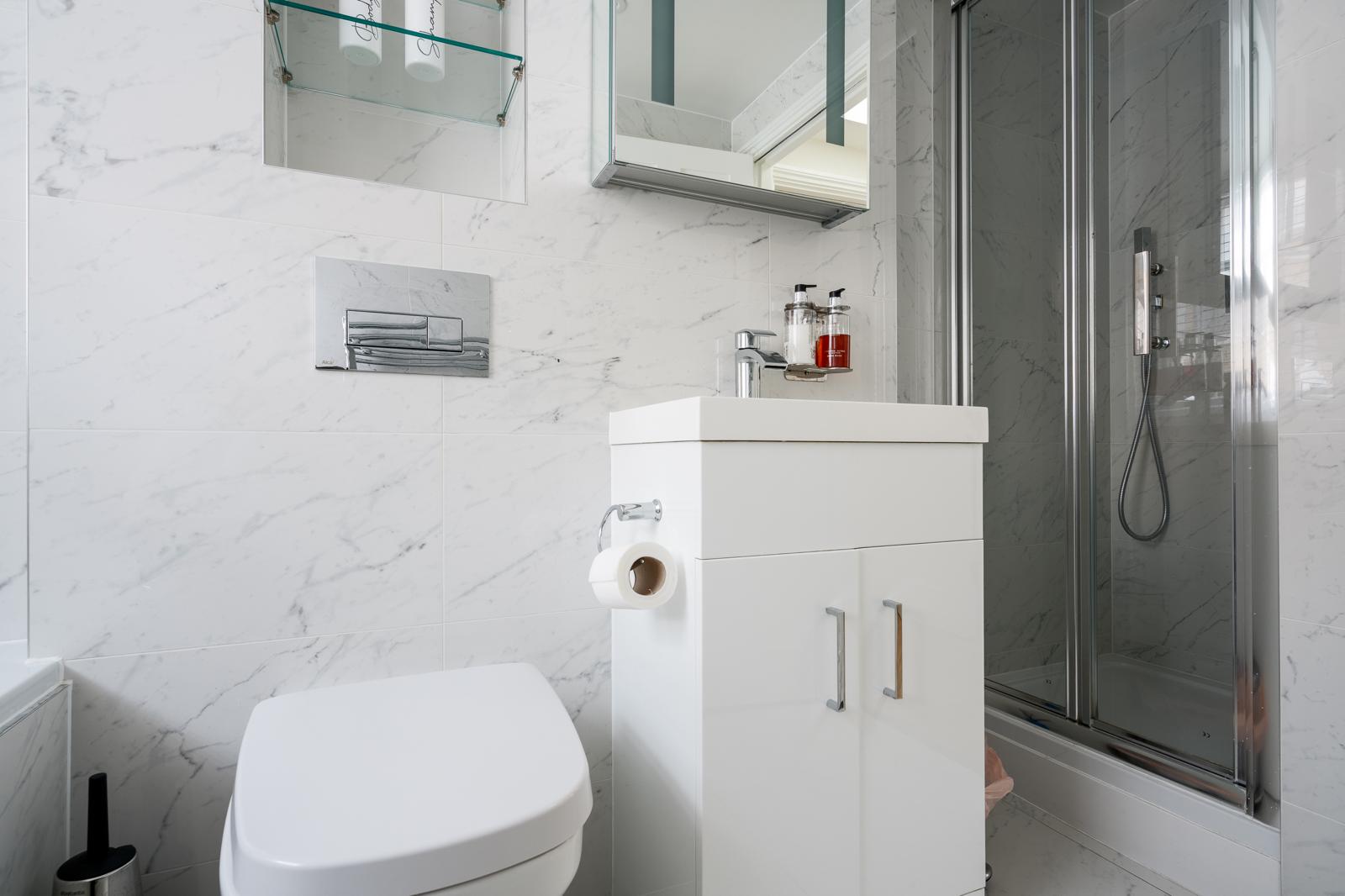 Luxe Layers: 3BR Villa with AC , Victoria Access