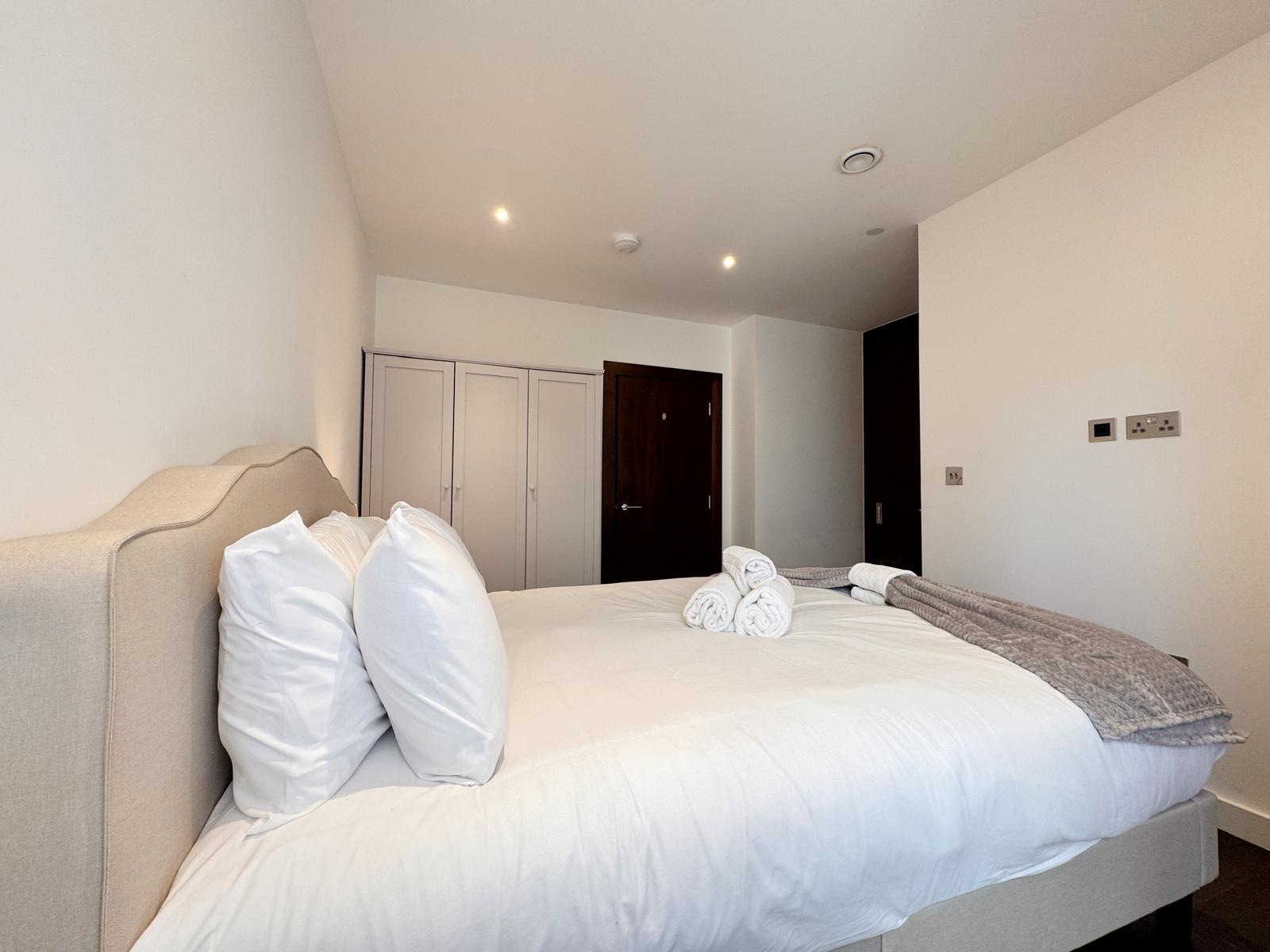 Skyline Serenity: Nine Elms 3BRs Haven