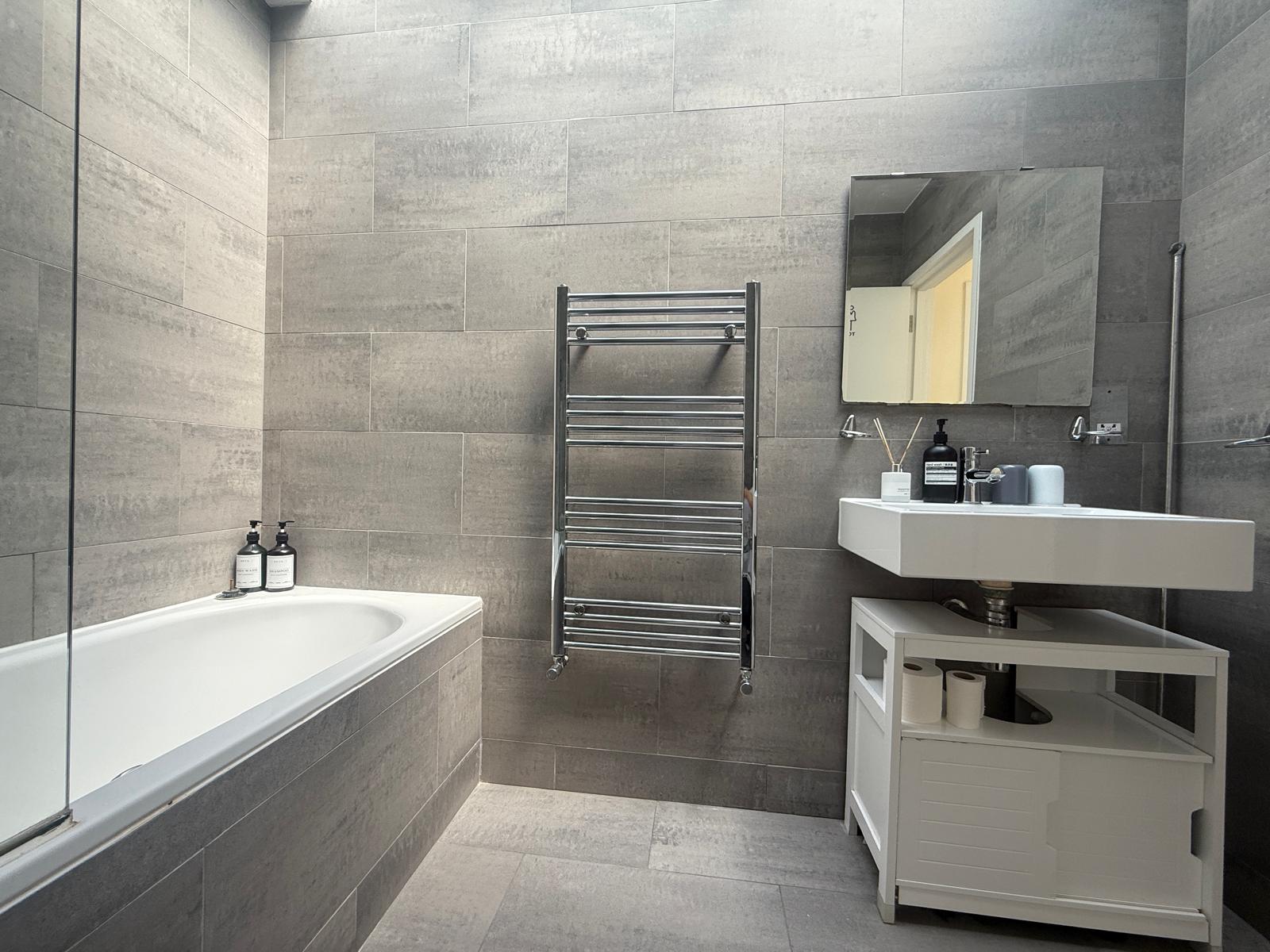 Stunning 3BRs 3F house close to Oxford with AC