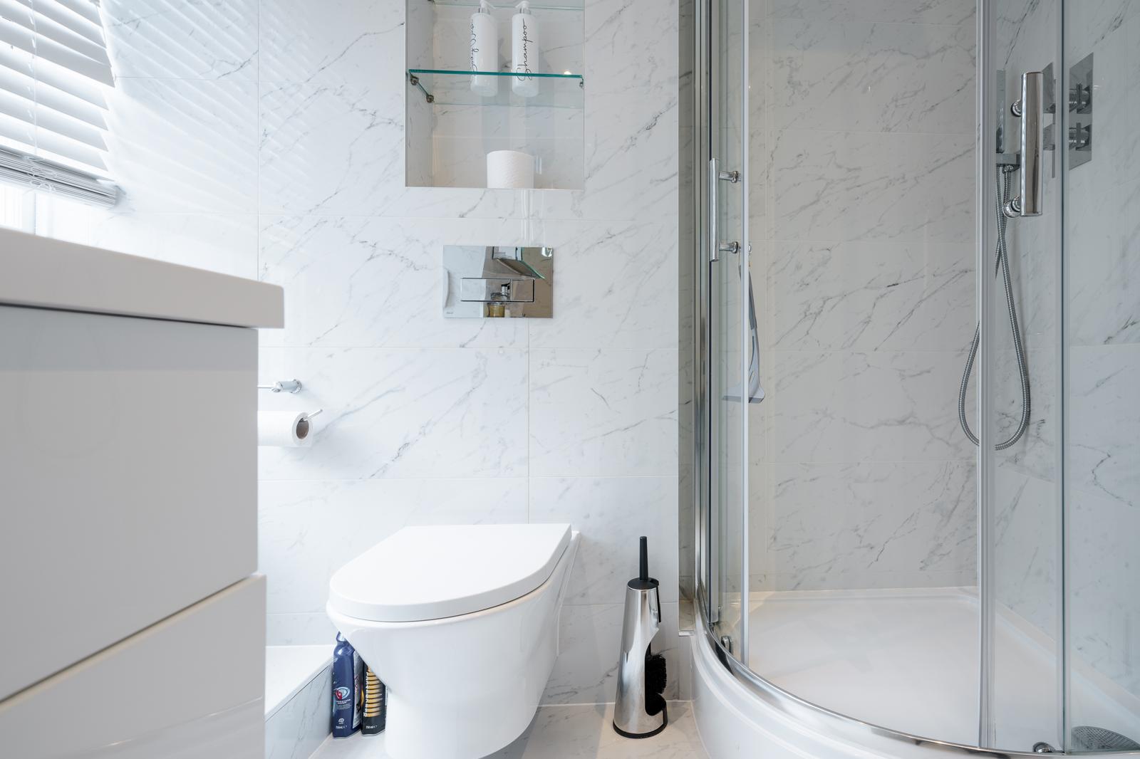 Luxe Layers: 3BR Villa with AC , Victoria Access