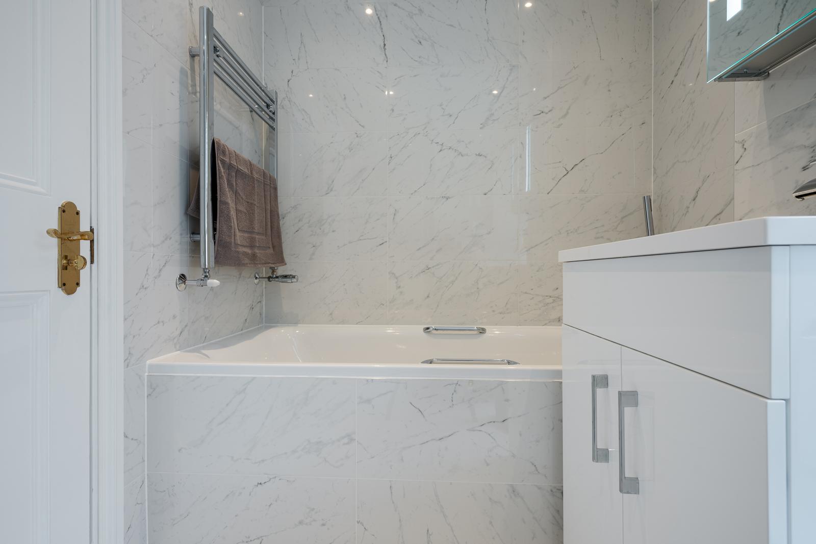 Luxe Layers: 3BR Villa with AC , Victoria Access