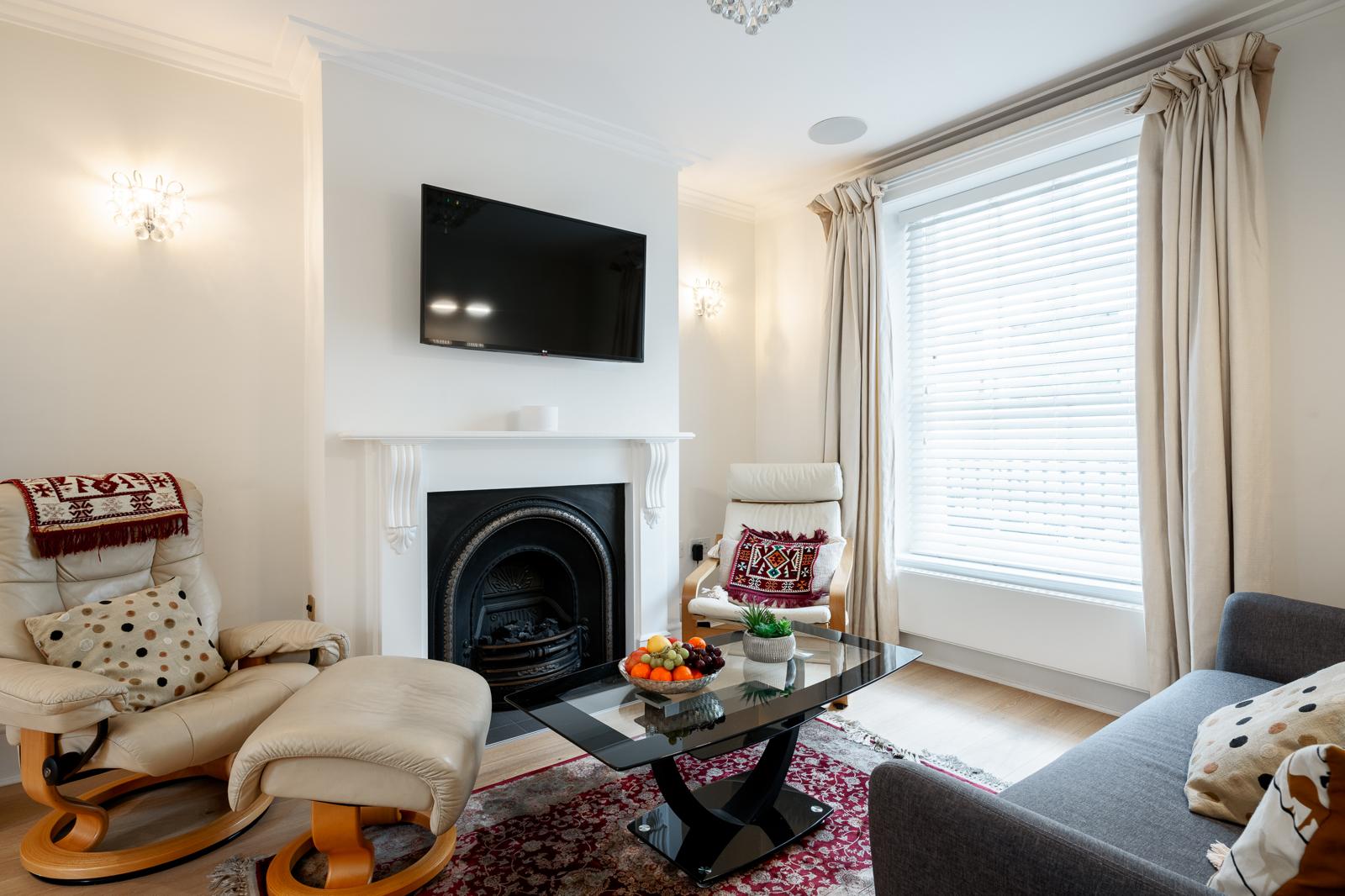 Luxe Layers: 3BR Villa with AC , Victoria Access