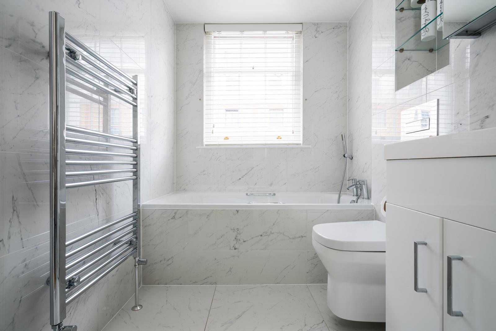 Luxe Layers: 3BR Villa with AC , Victoria Access