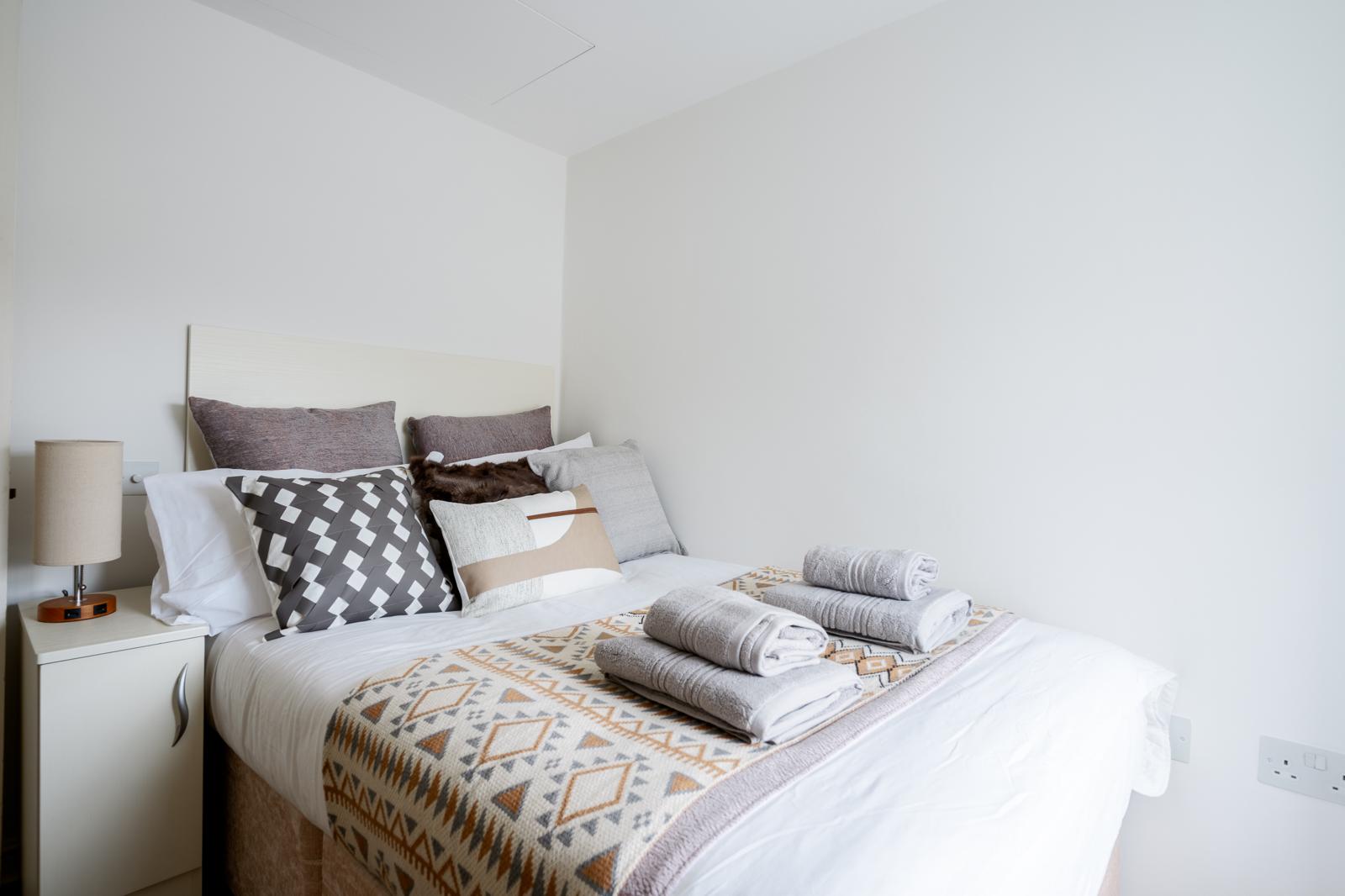 Royal Retreat: 3BR British Manor Near Victoria｜AC