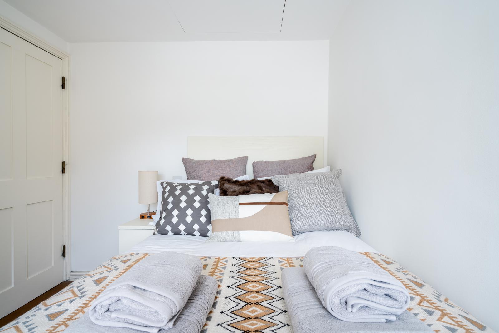 Royal Retreat: 3BR British Manor Near Victoria｜AC