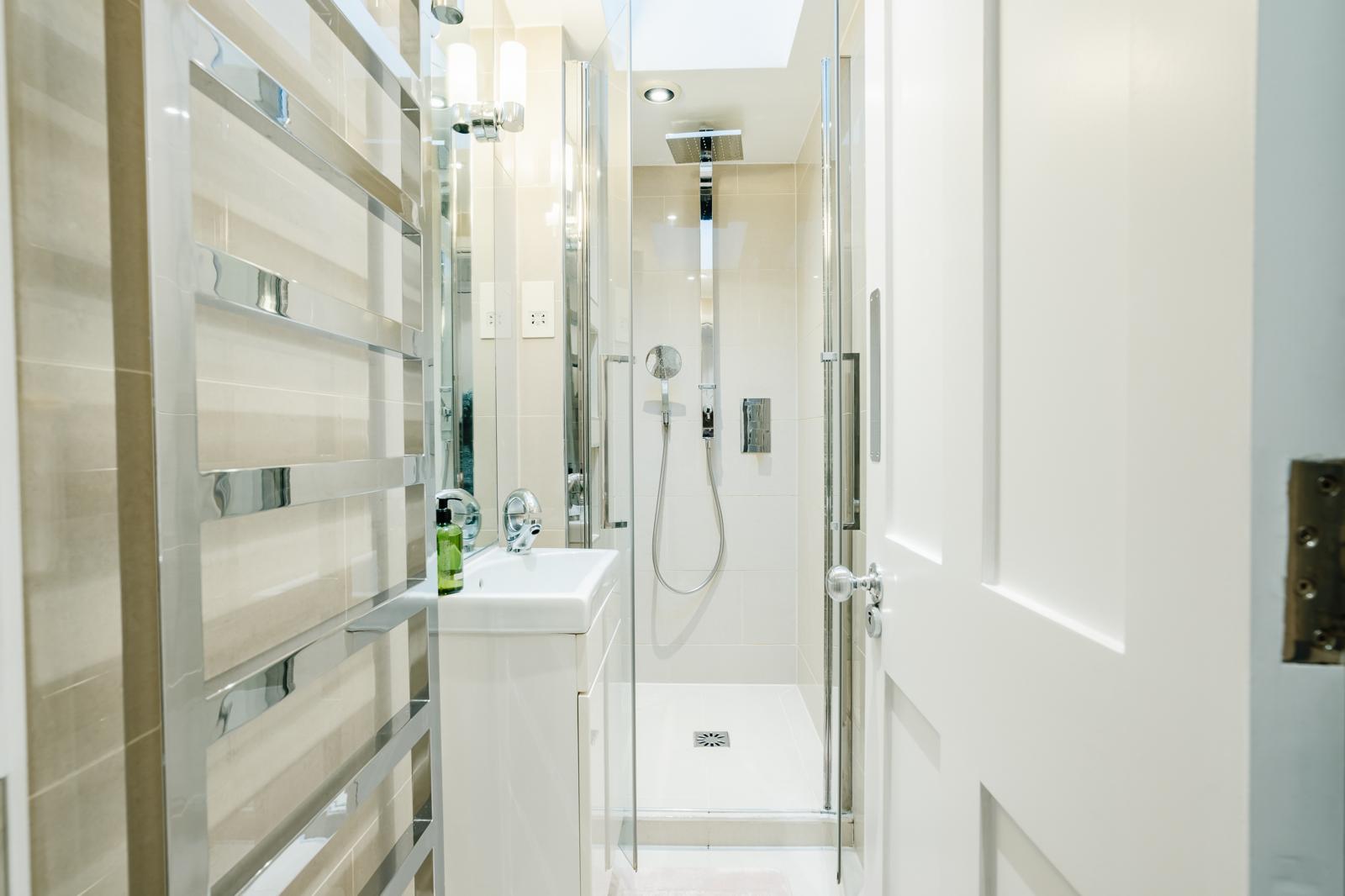 Spacious 3BRs townhouse 3 mins to Victoria | AC