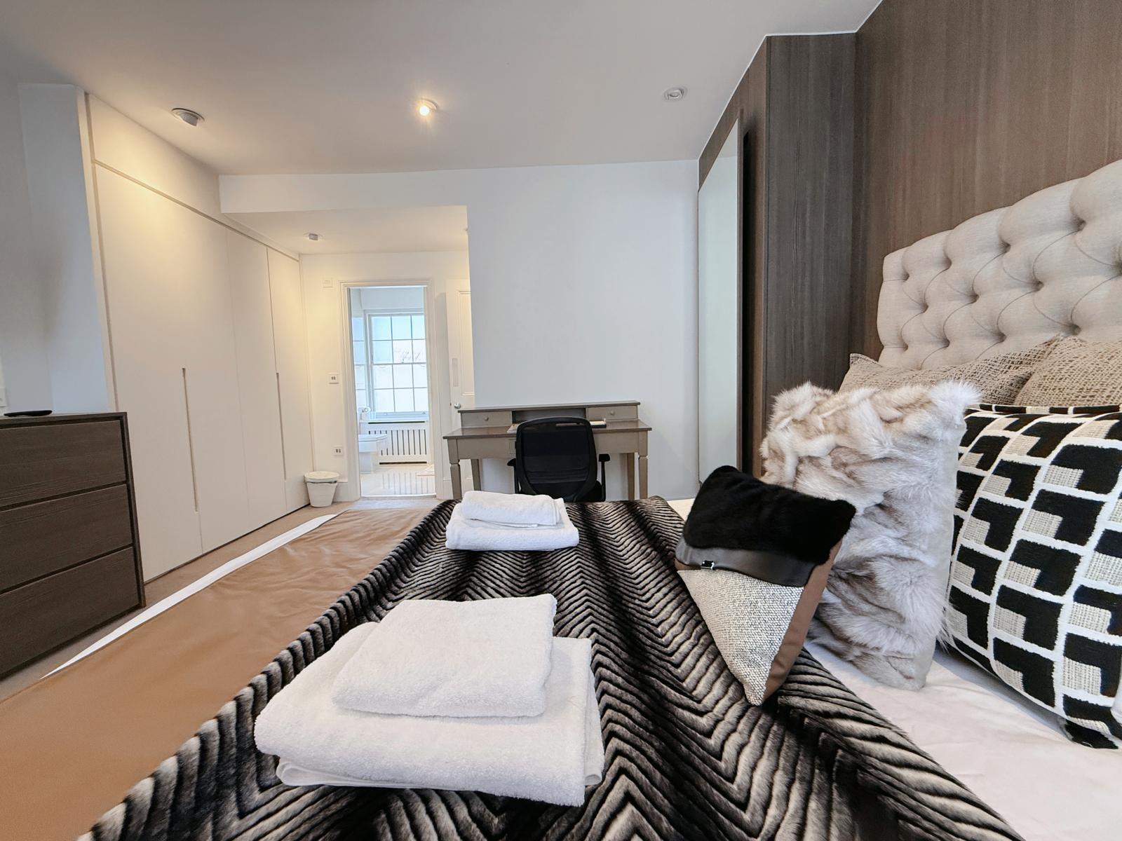 Spacious 3BRs townhouse 3 mins to Victoria | AC