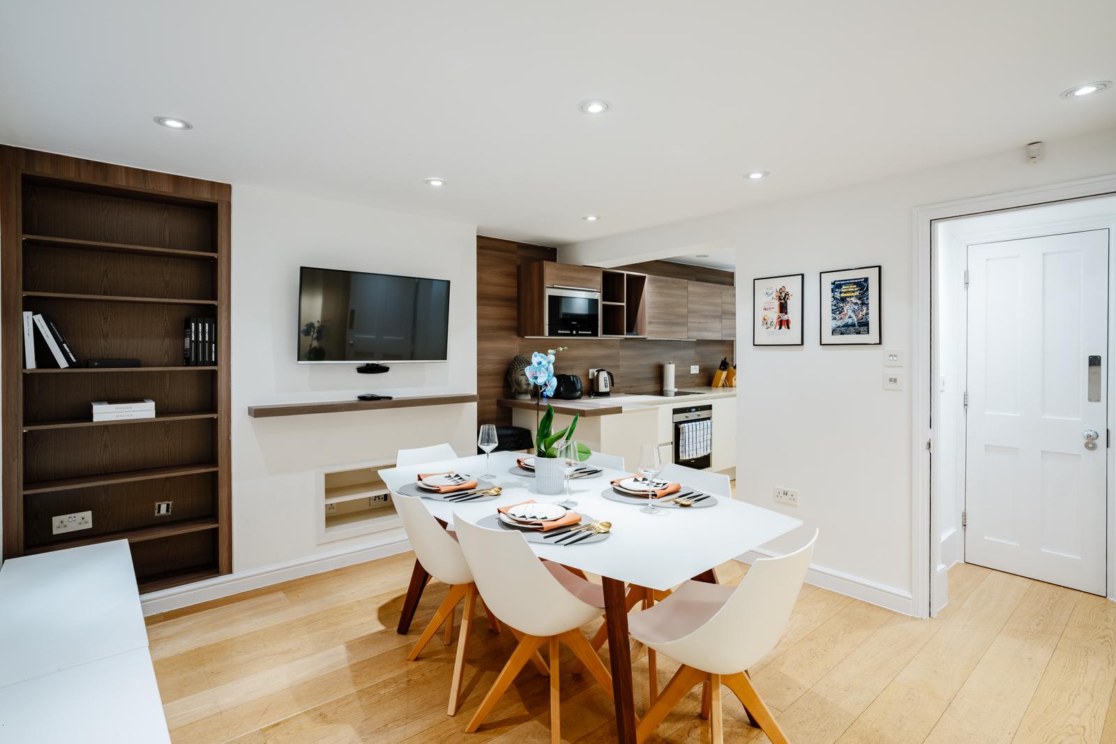 Spacious 3BRs townhouse 3 mins to Victoria | AC