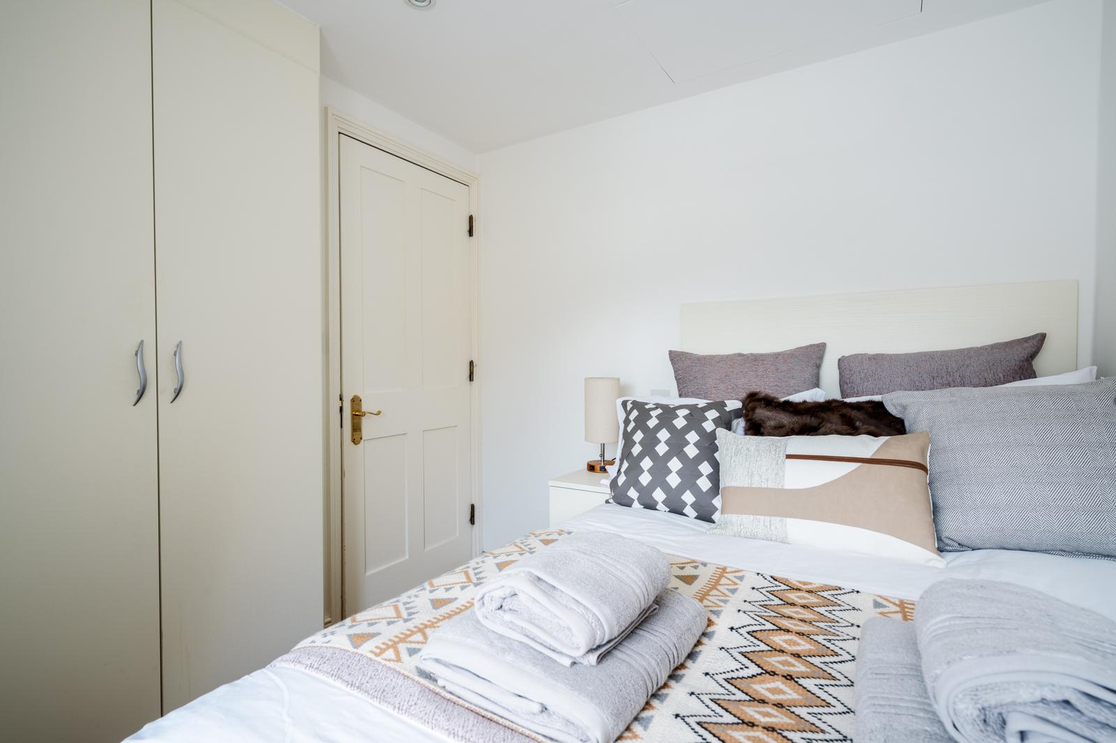 Royal Retreat: 3BR British Manor Near Victoria｜AC