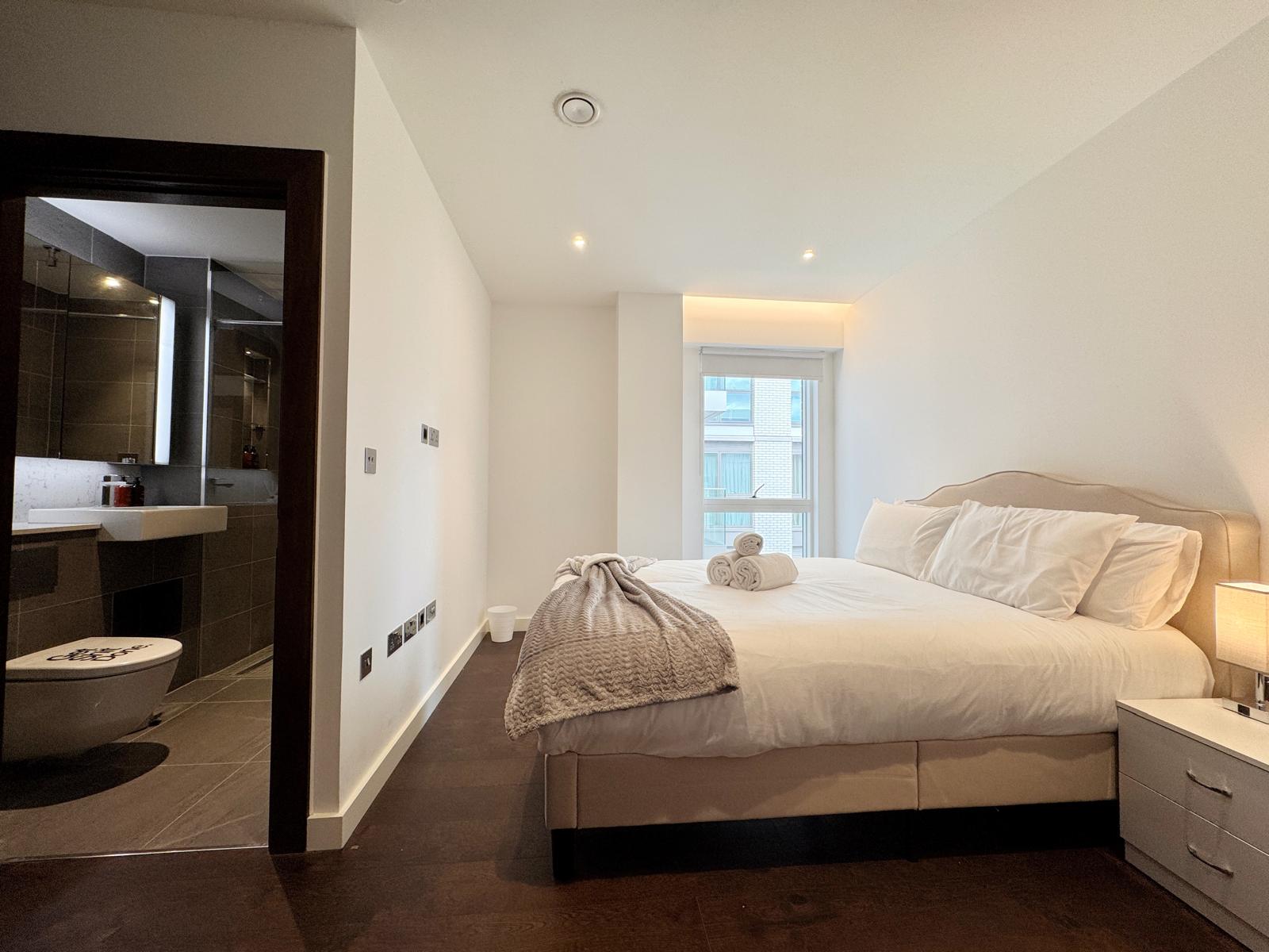 Skyline Serenity: Nine Elms 3BRs Haven