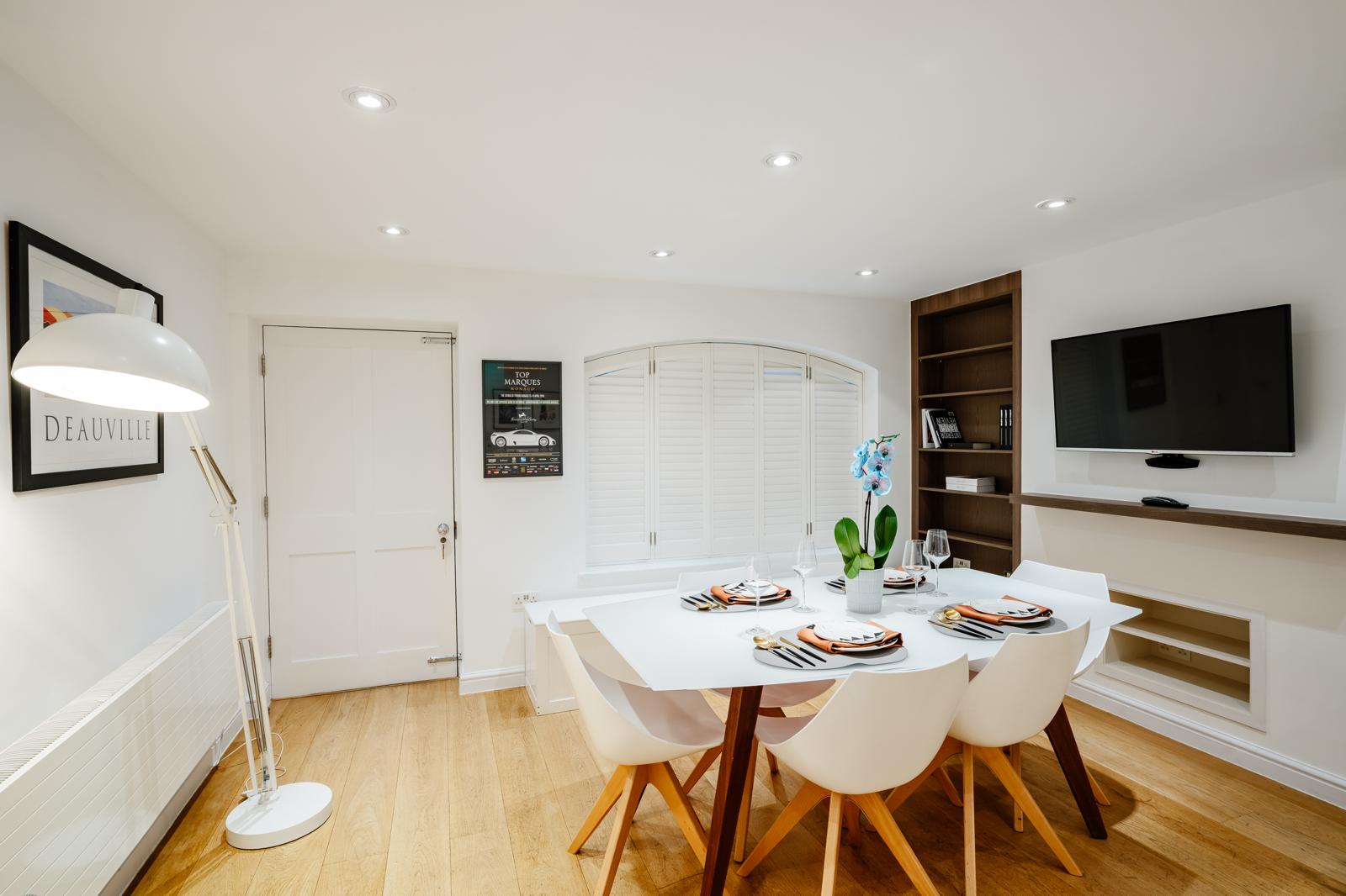 Spacious 3BRs townhouse 3 mins to Victoria | AC