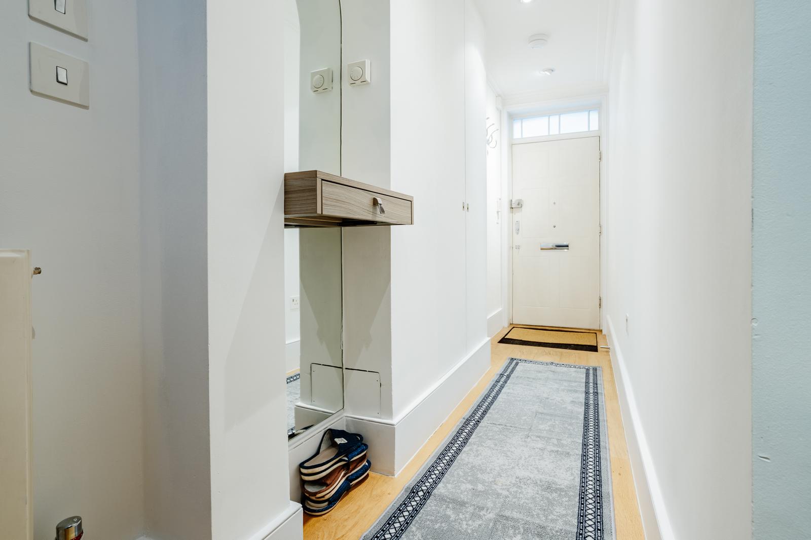 Spacious 3BRs townhouse 3 mins to Victoria | AC