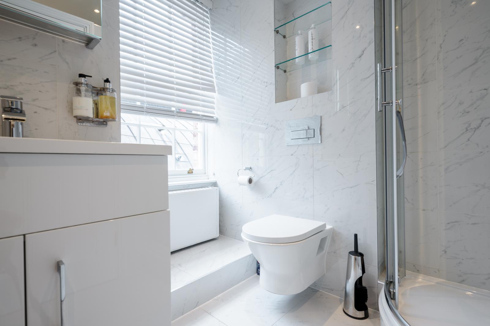 Luxe Layers: 3BR Villa with AC , Victoria Access