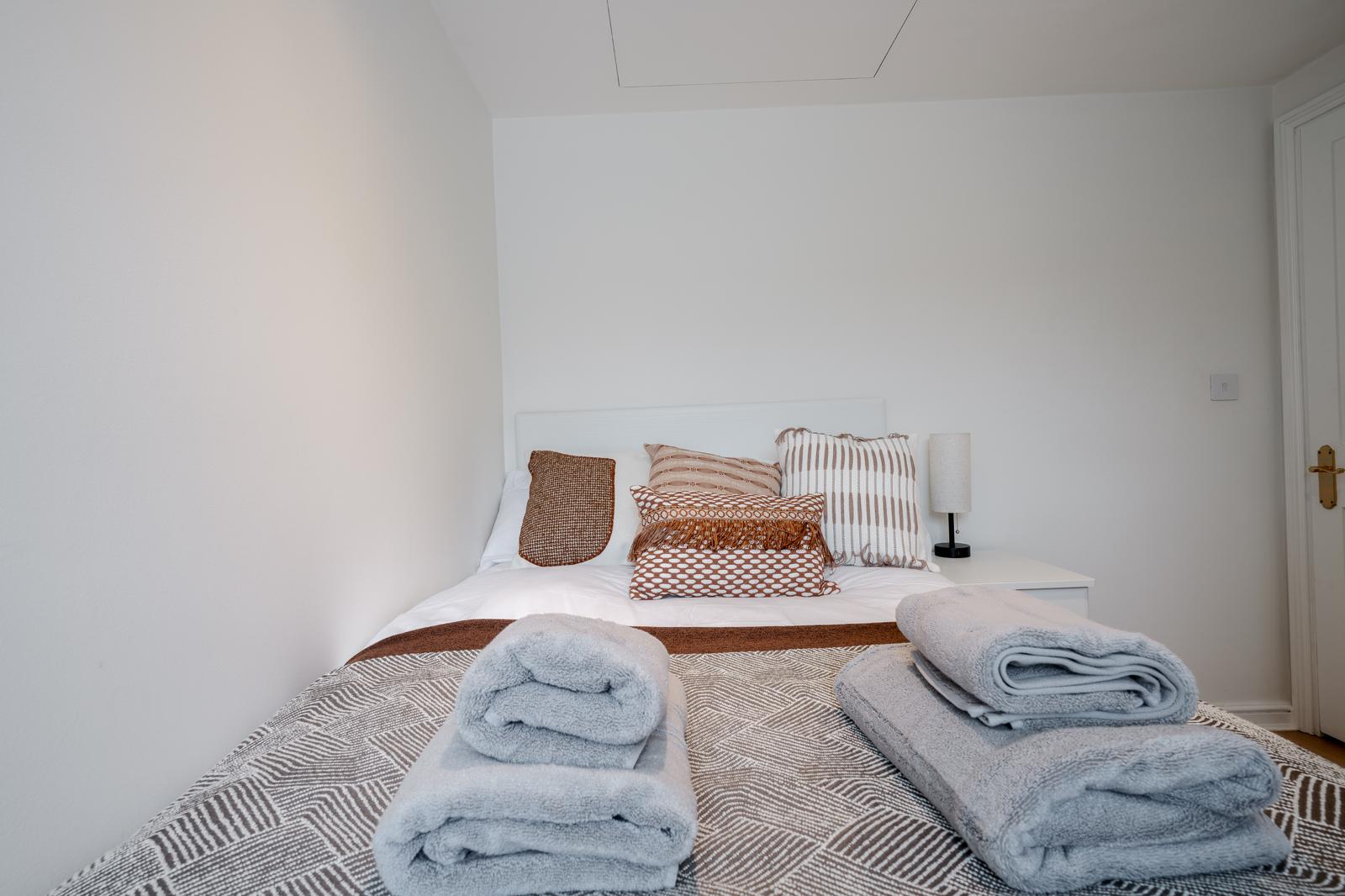 Luxe Layers: 3BR Villa with AC , Victoria Access