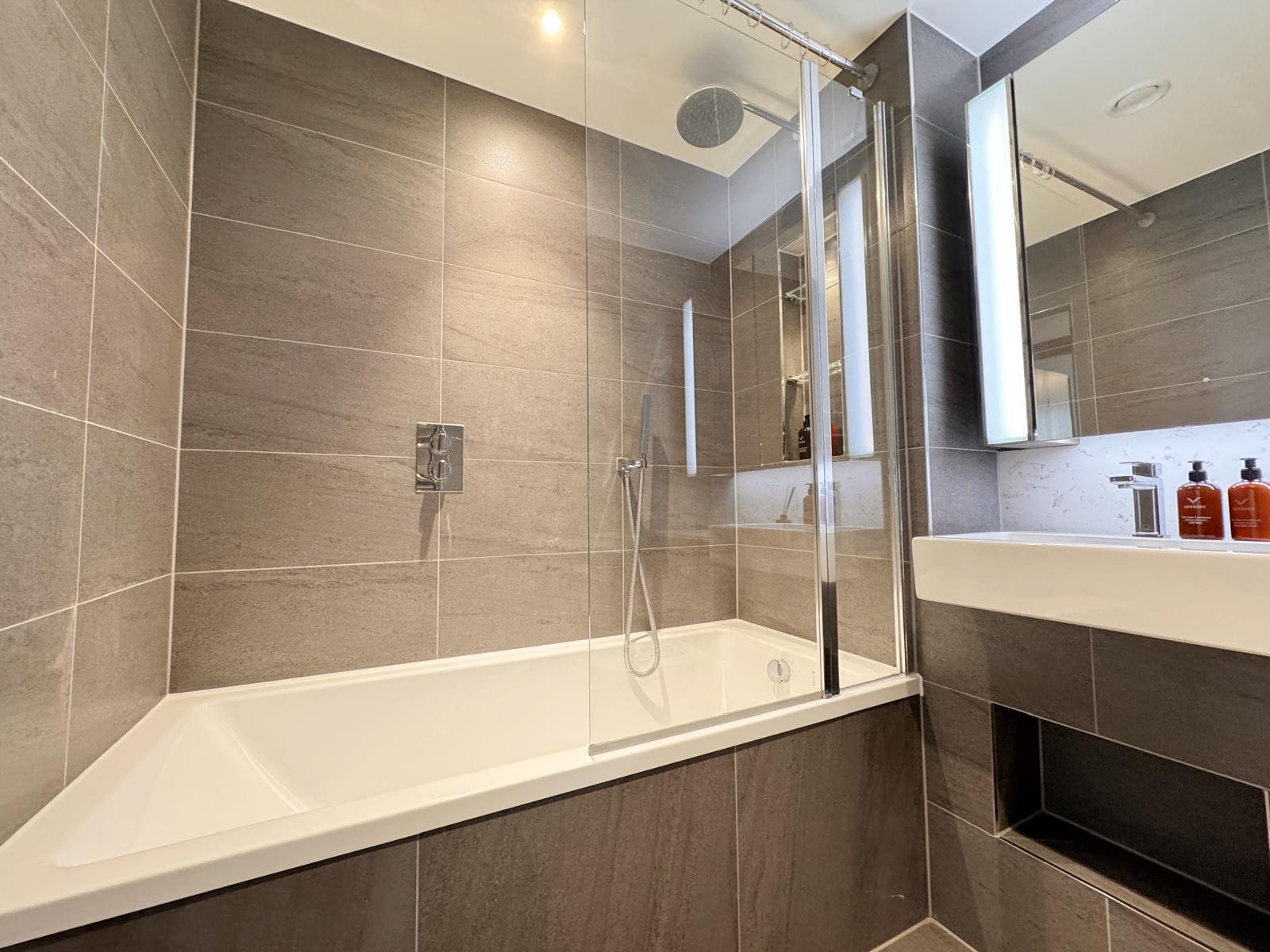 Skyline Serenity: Nine Elms 3BRs Haven