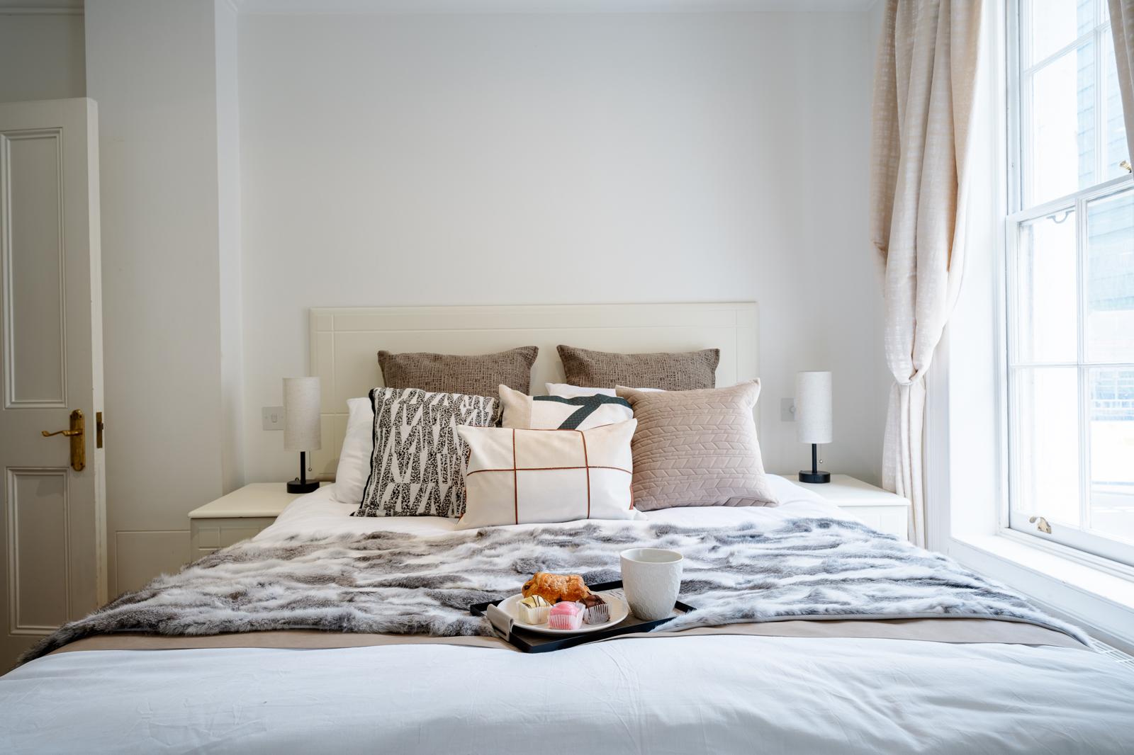 Royal Retreat: 3BR British Manor Near Victoria｜AC