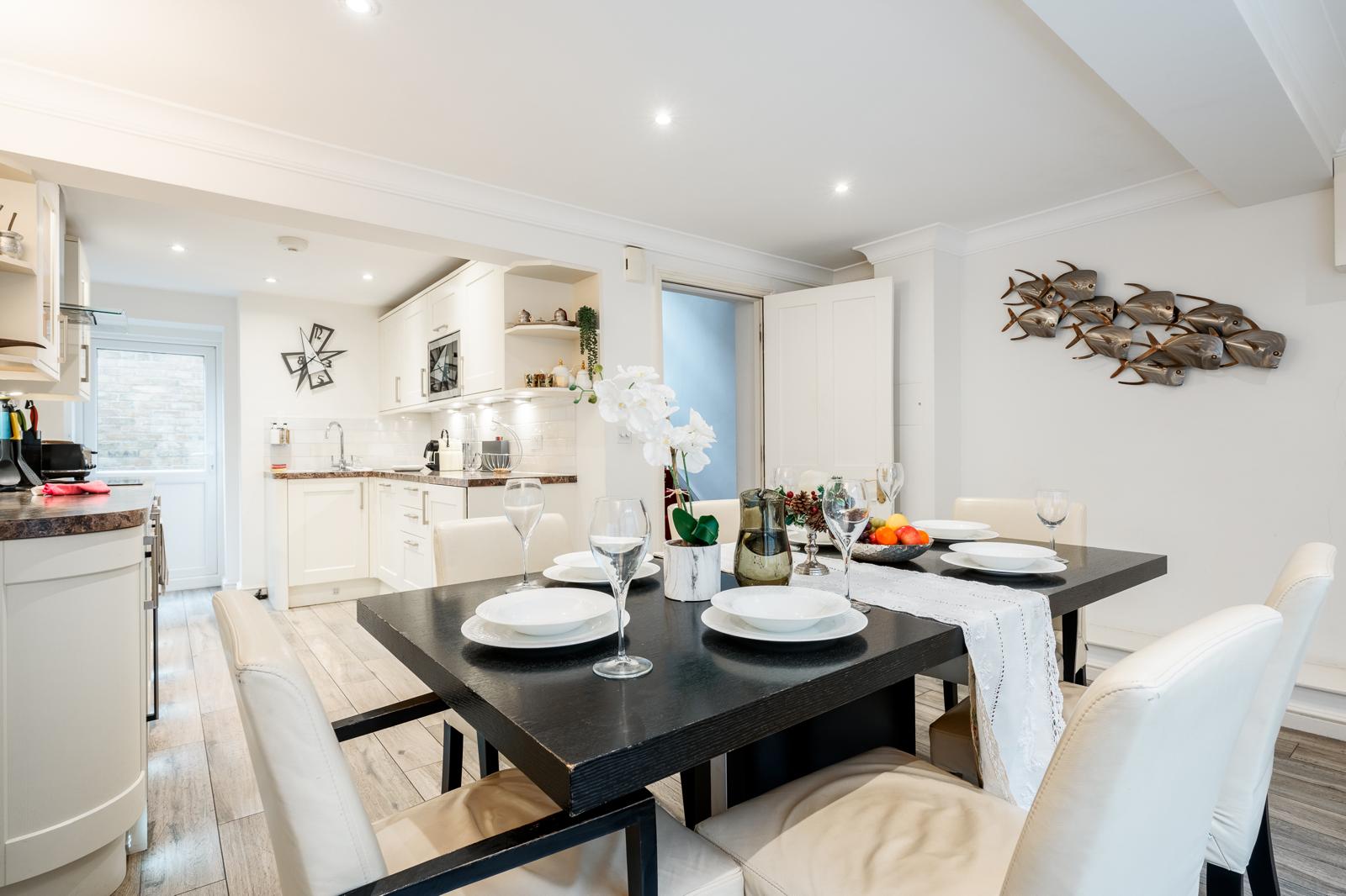 Royal Retreat: 3BR British Manor Near Victoria｜AC