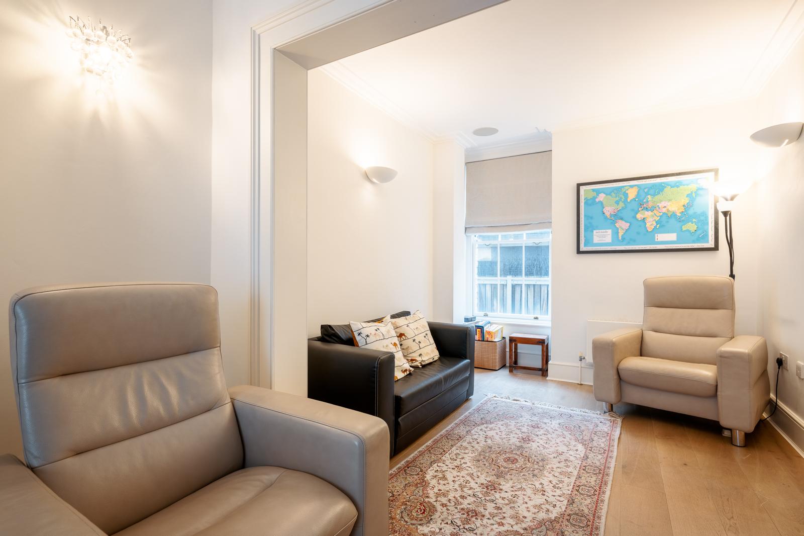 Royal Retreat: 3BR British Manor Near Victoria｜AC