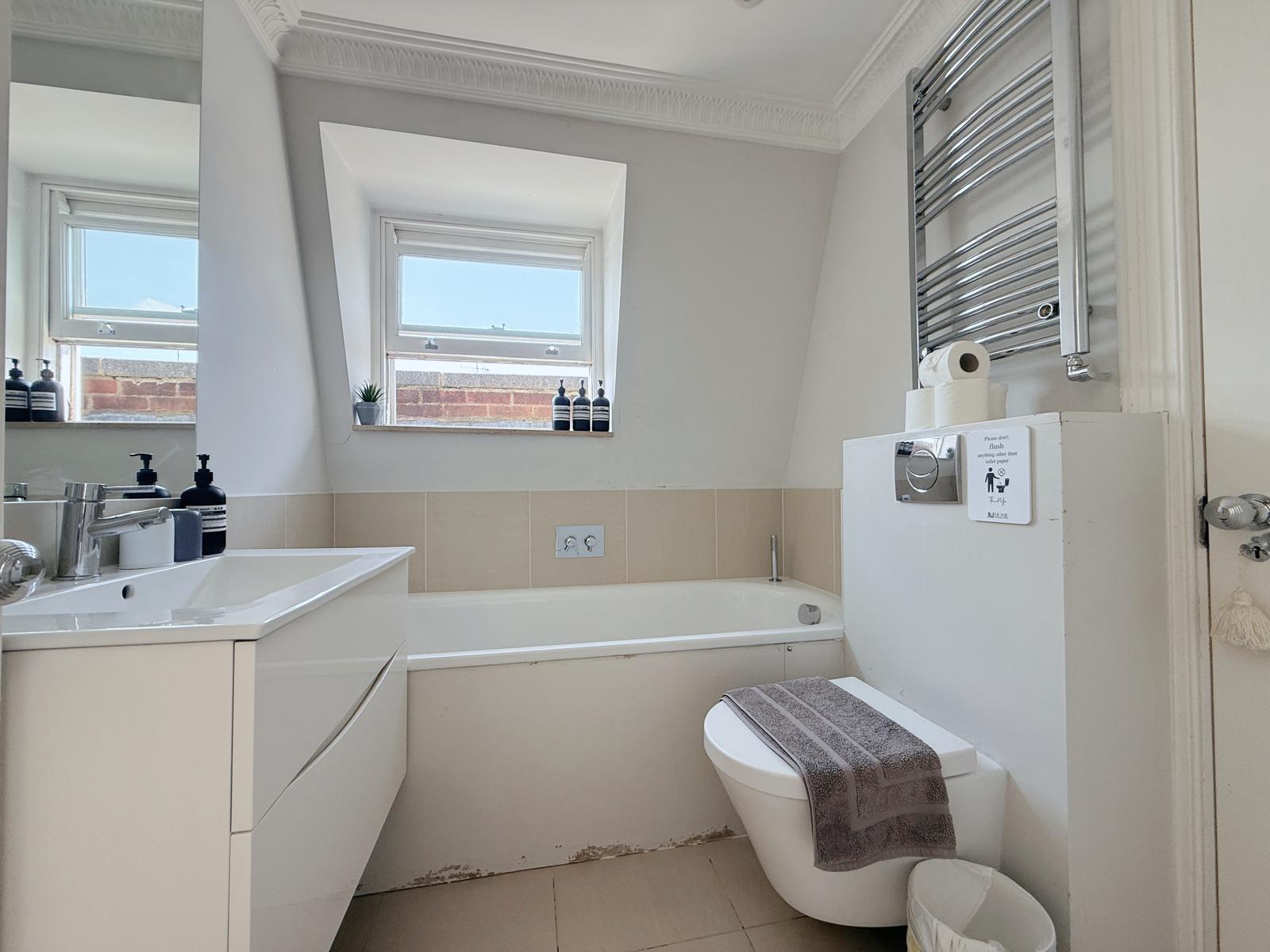 Spacious 5F House in Victoria , Safe & Quiet!