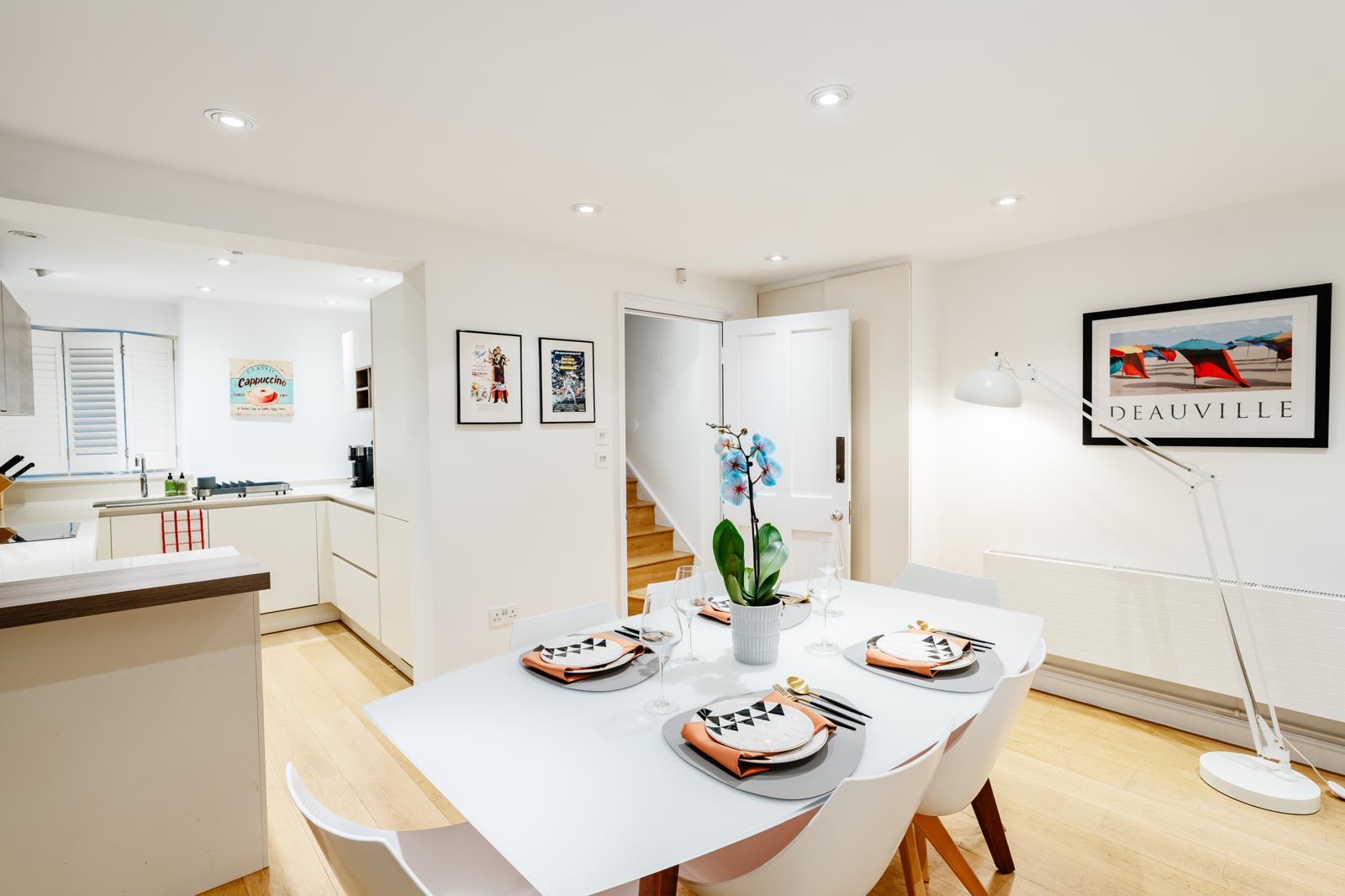 Spacious 3BRs townhouse 3 mins to Victoria | AC