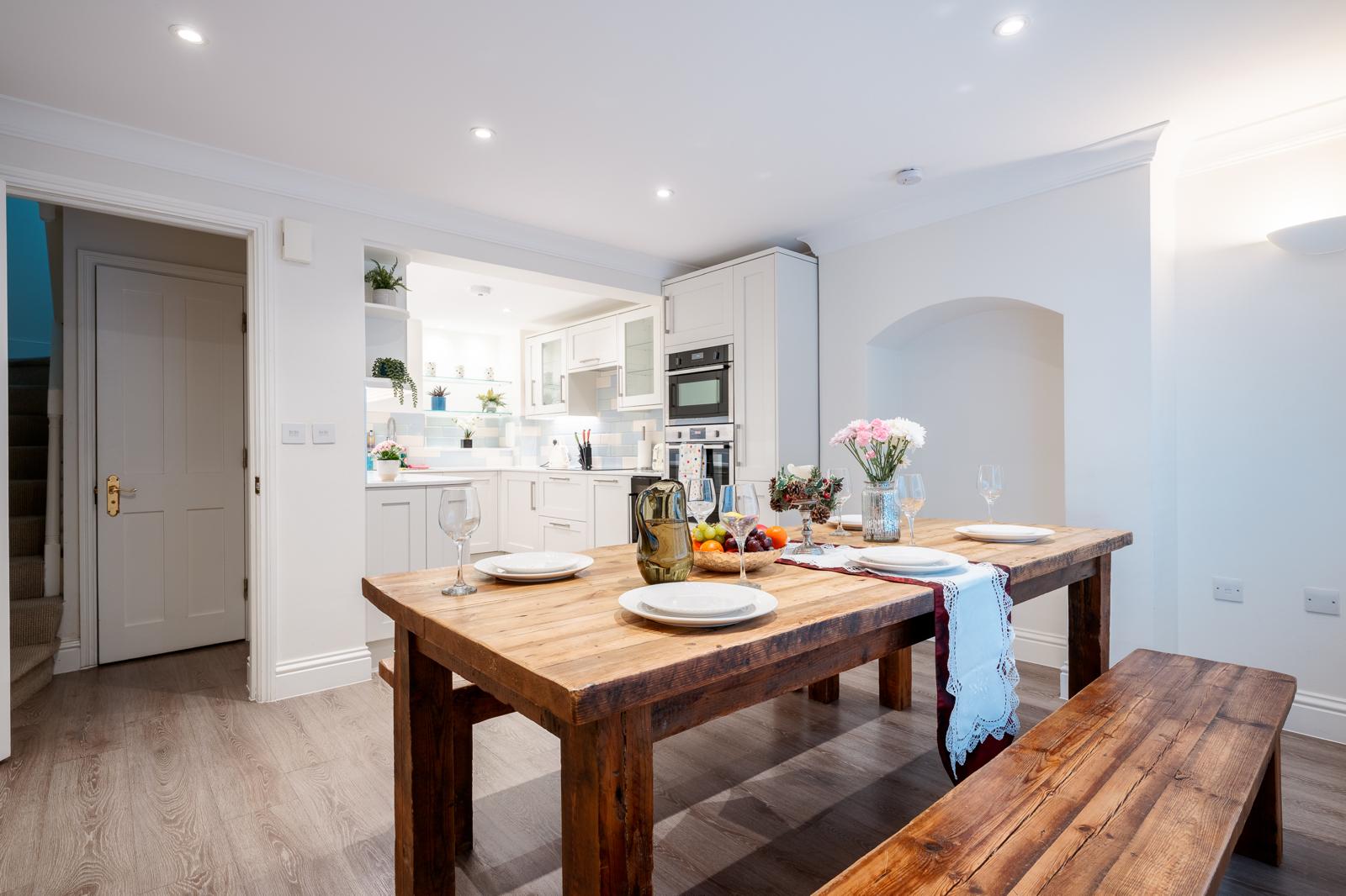 Luxe Layers: 3BR Villa with AC , Victoria Access