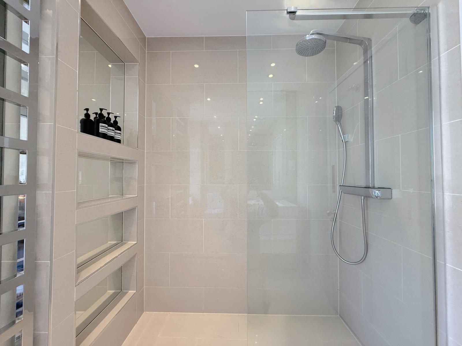 Spacious 3BRs townhouse 3 mins to Victoria | AC