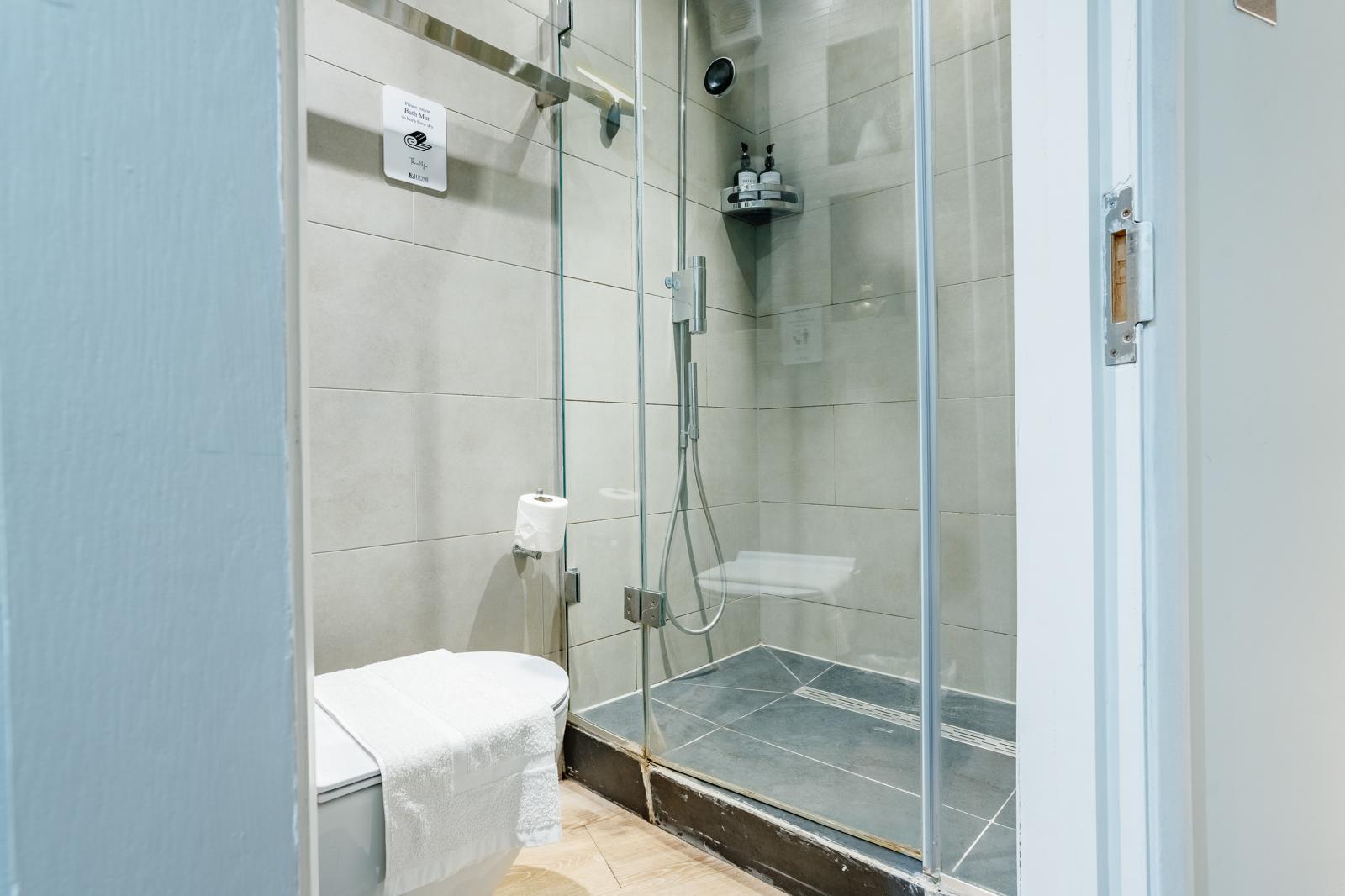 Luxury 3-En-suites House 3 mins to Pimlico with AC