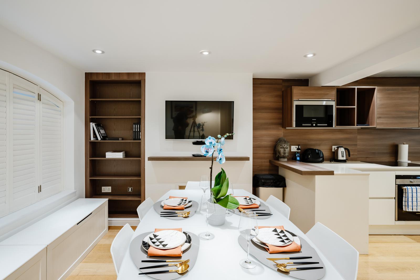 Spacious 3BRs townhouse 3 mins to Victoria | AC