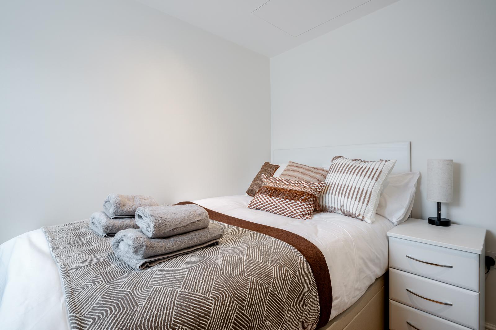 Luxe Layers: 3BR Villa with AC , Victoria Access