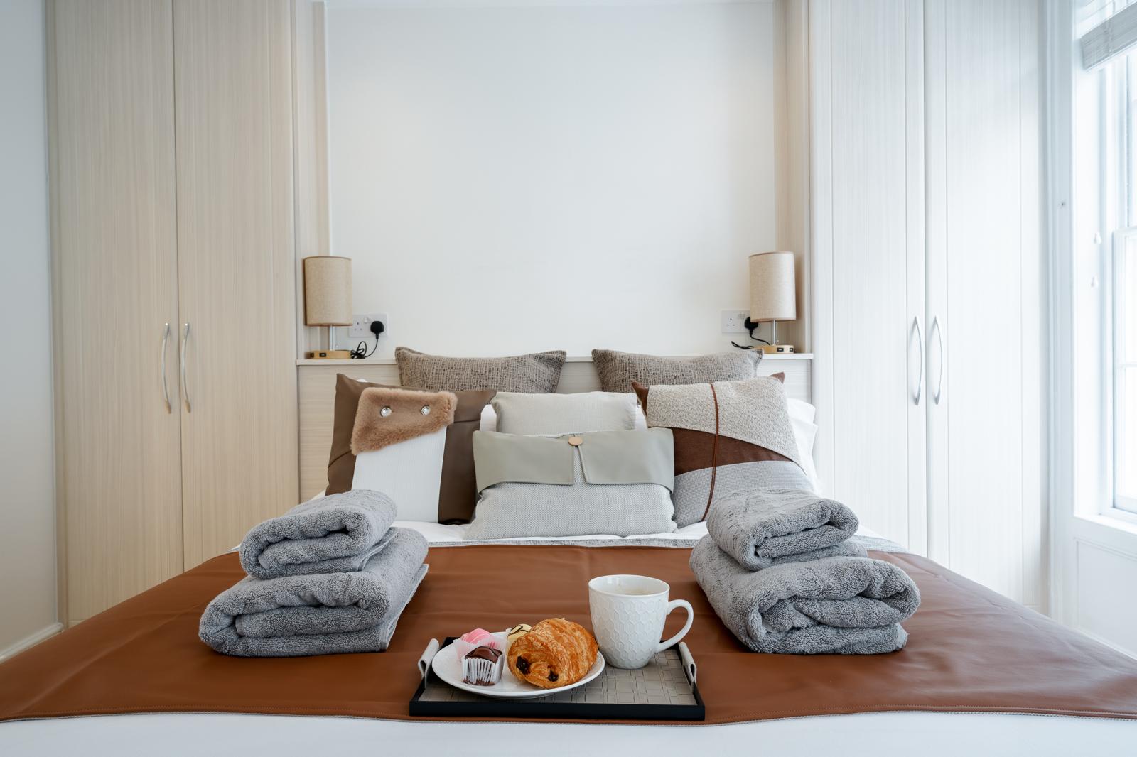 Luxe Layers: 3BR Villa with AC , Victoria Access