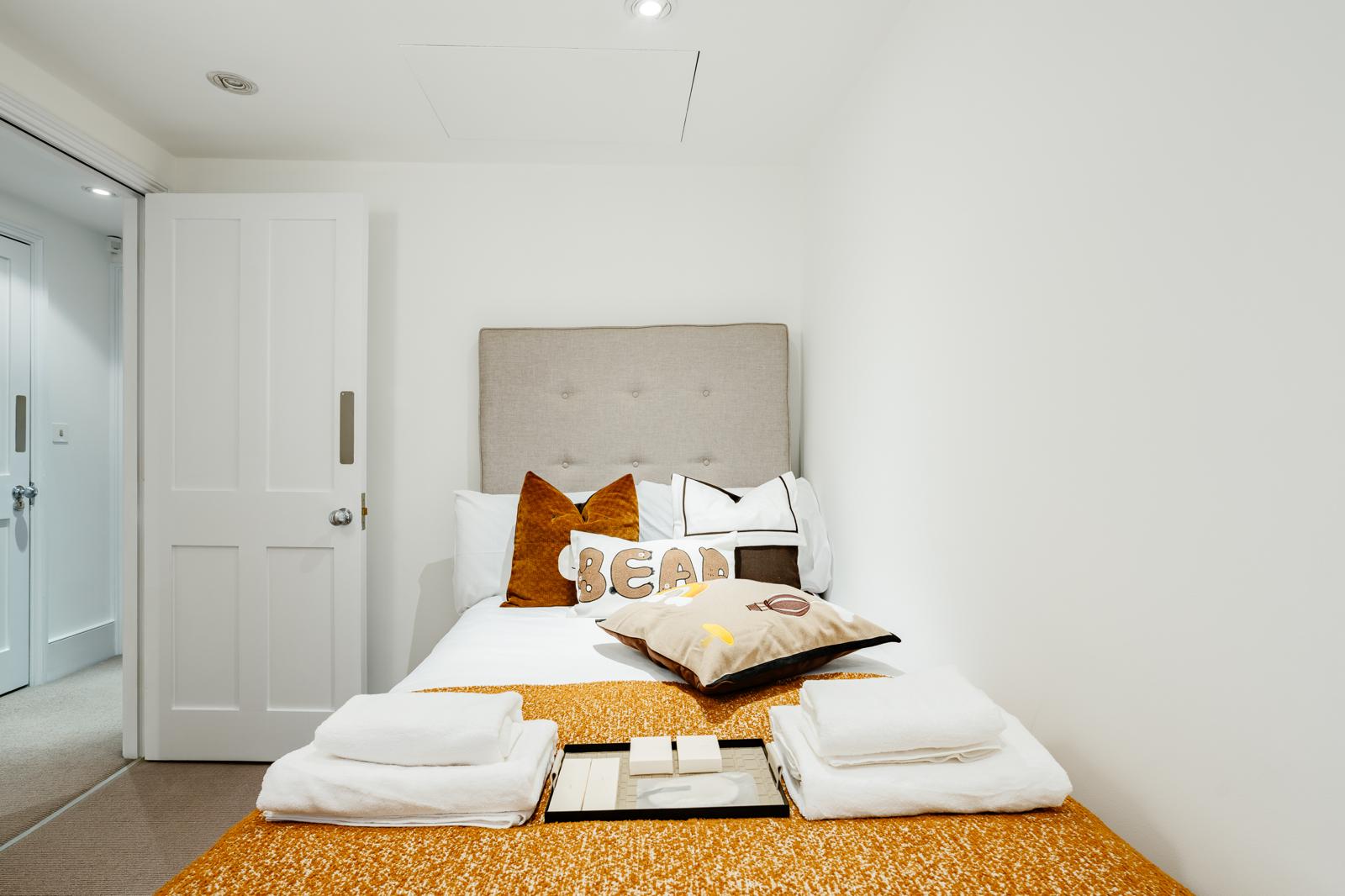 Spacious 3BRs townhouse 3 mins to Victoria | AC