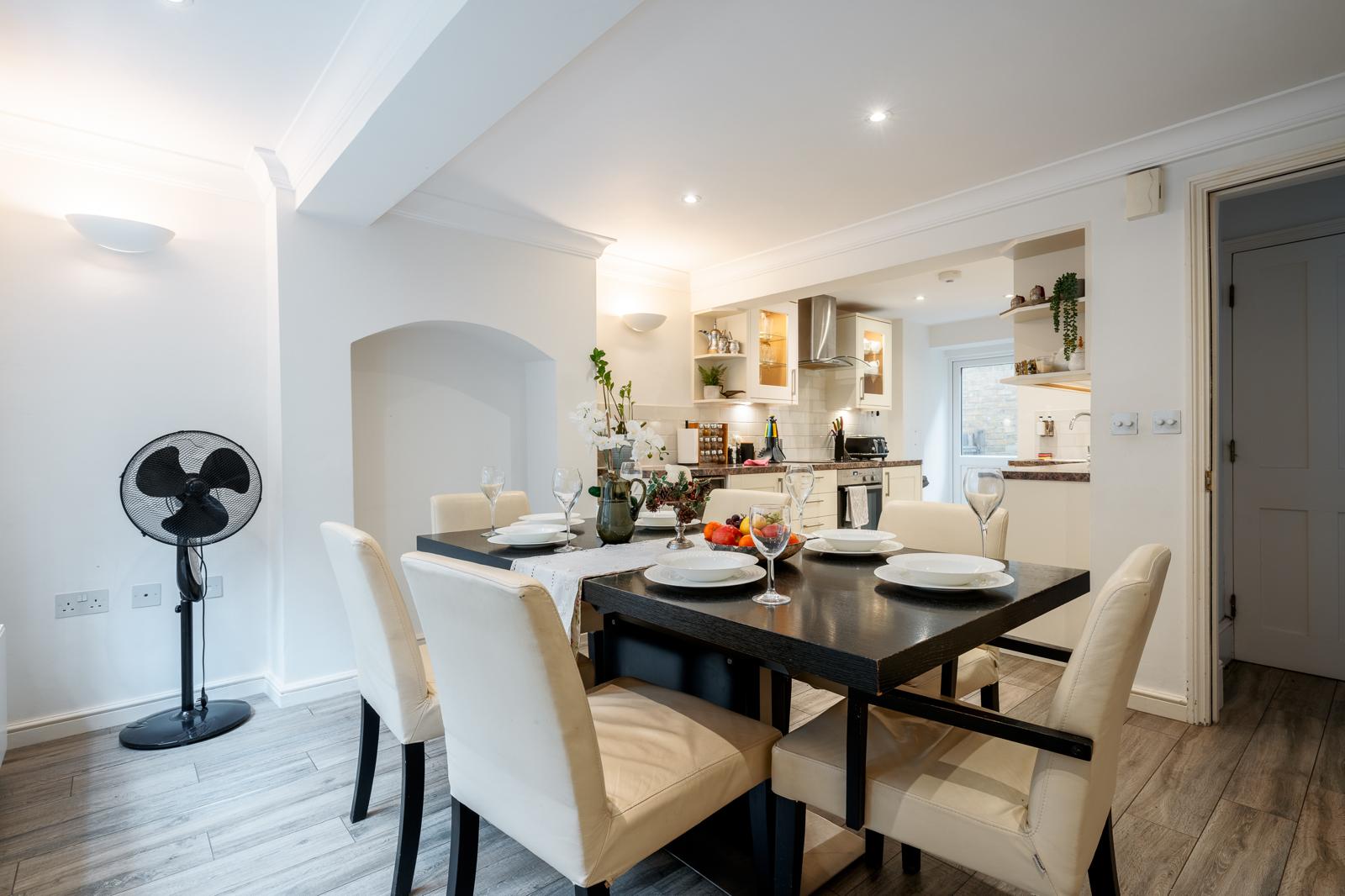 Royal Retreat: 3BR British Manor Near Victoria｜AC