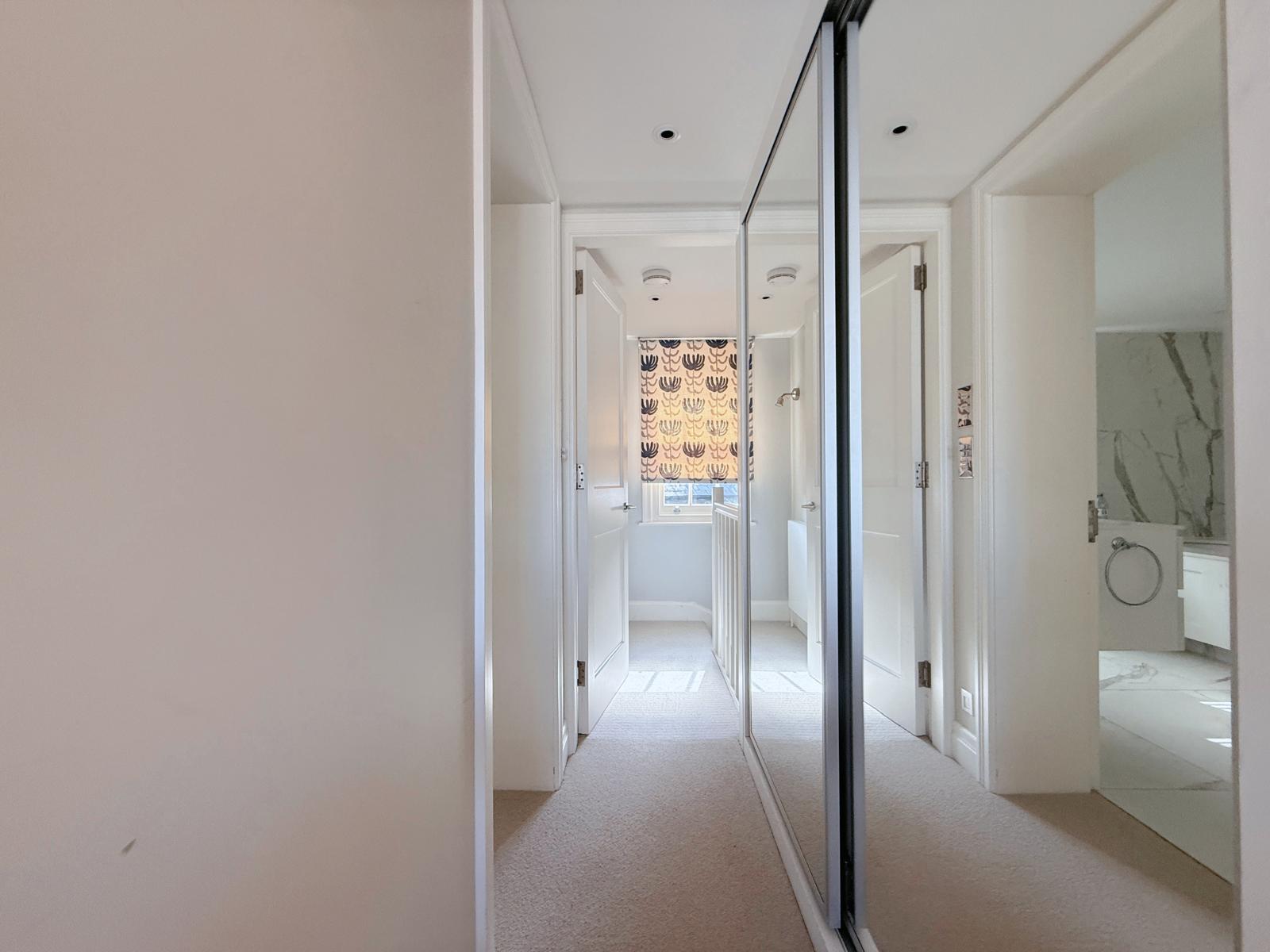 Stylish 3-Bedroom Terrace House Near Earls Court