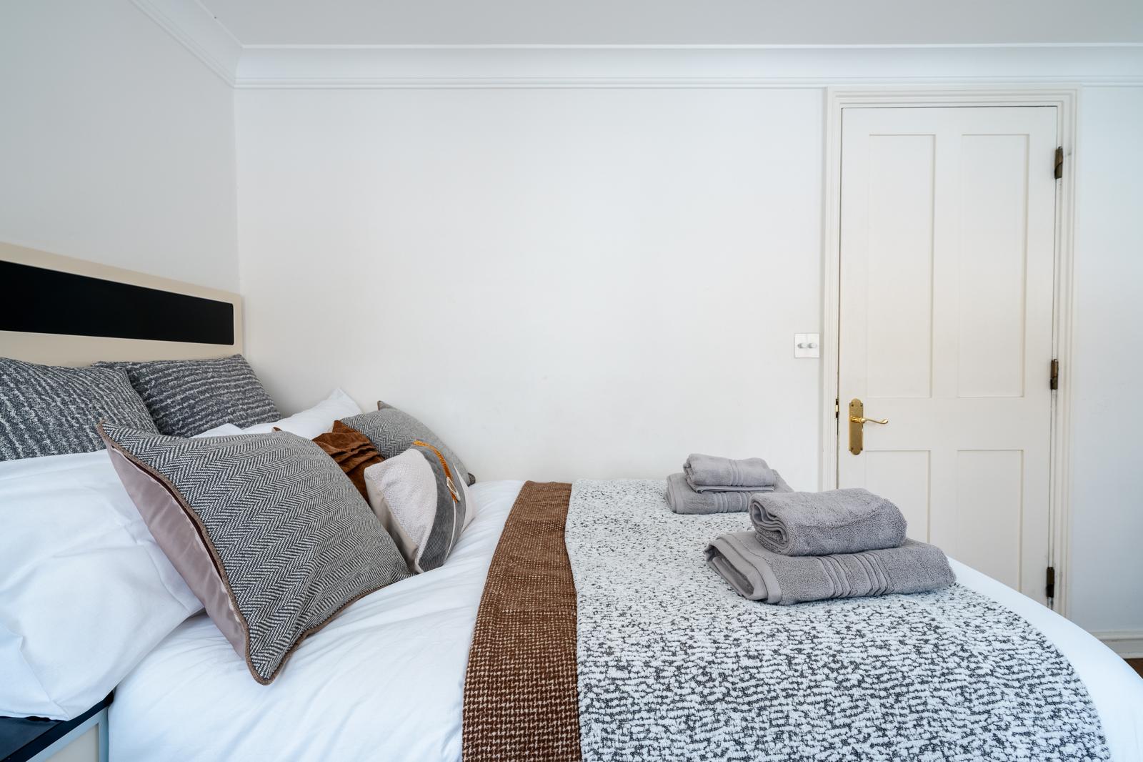 Royal Retreat: 3BR British Manor Near Victoria｜AC