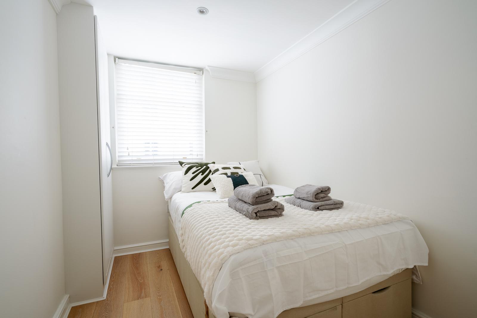 Luxe Layers: 3BR Villa with AC , Victoria Access