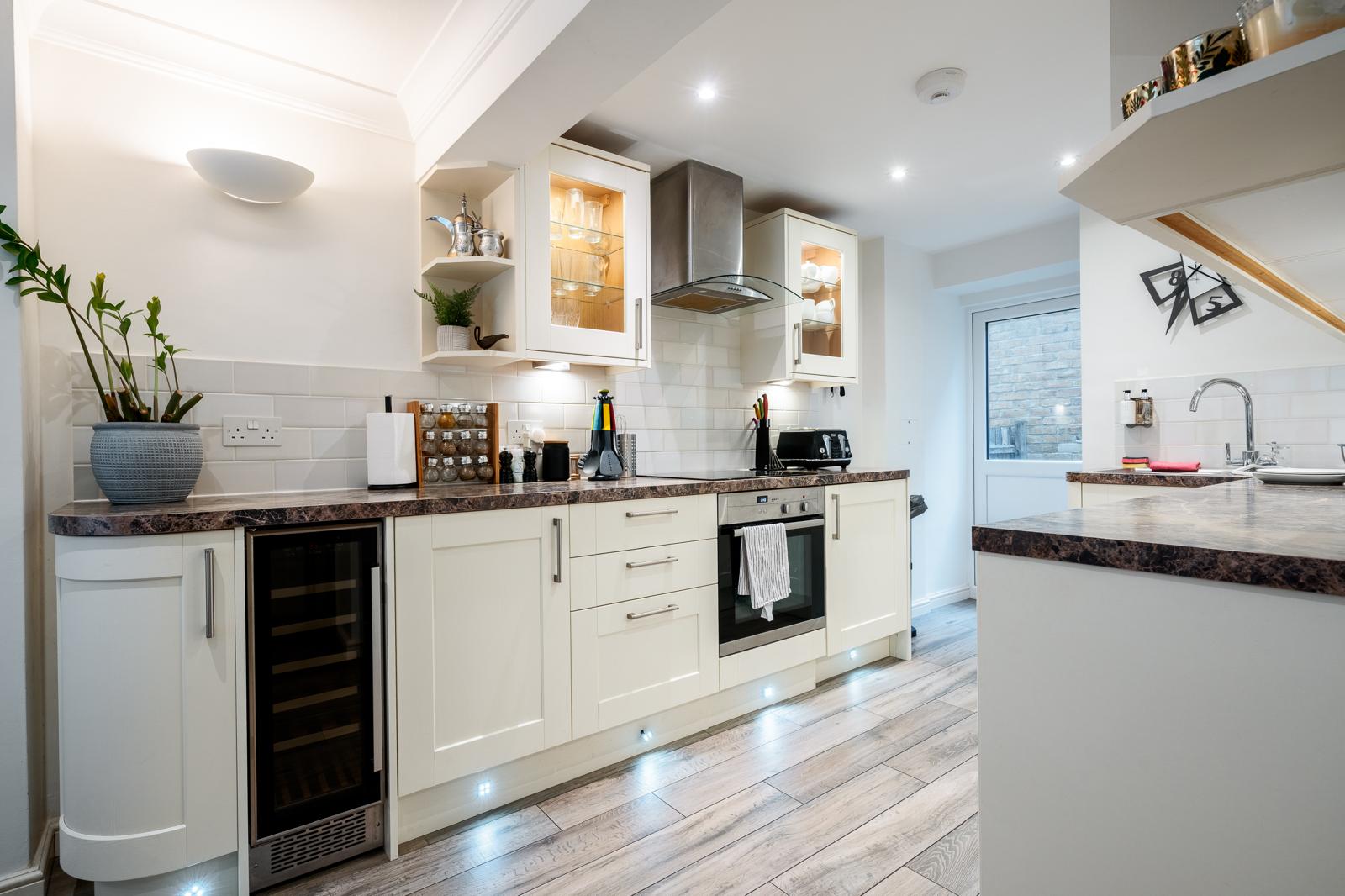 Royal Retreat: 3BR British Manor Near Victoria｜AC