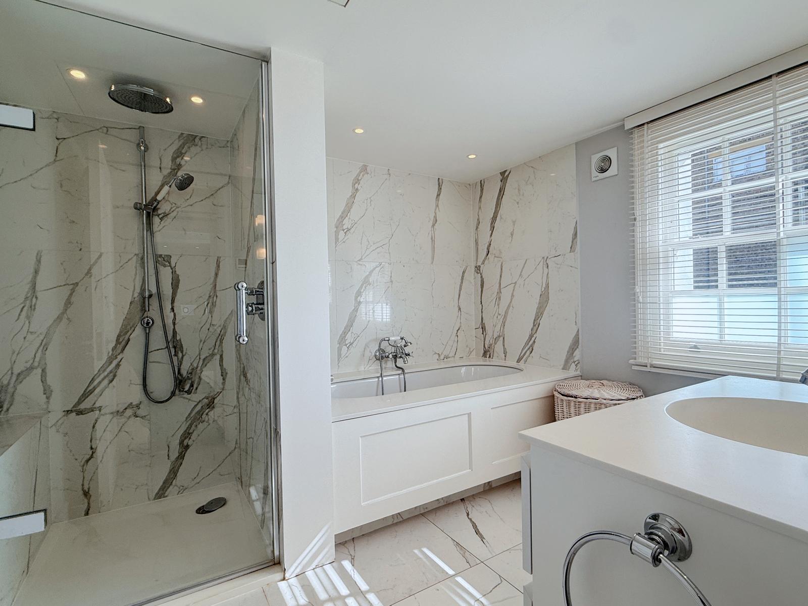 Stylish 3-Bedroom Terrace House Near Earls Court