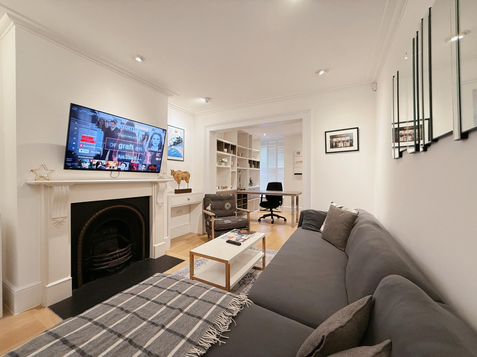 Spacious 3BRs townhouse 3 mins to Victoria | AC