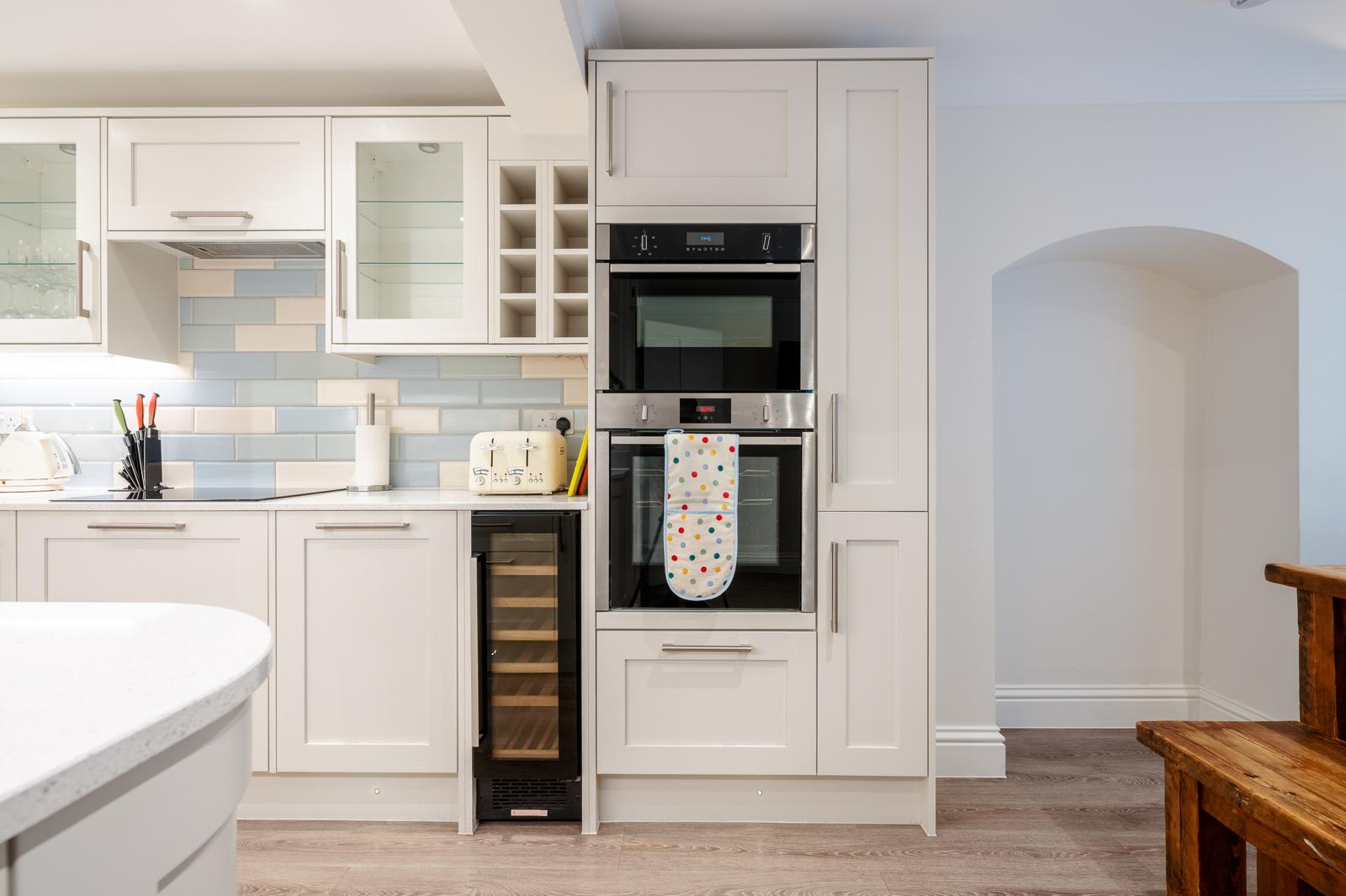 Luxe Layers: 3BR Villa with AC , Victoria Access