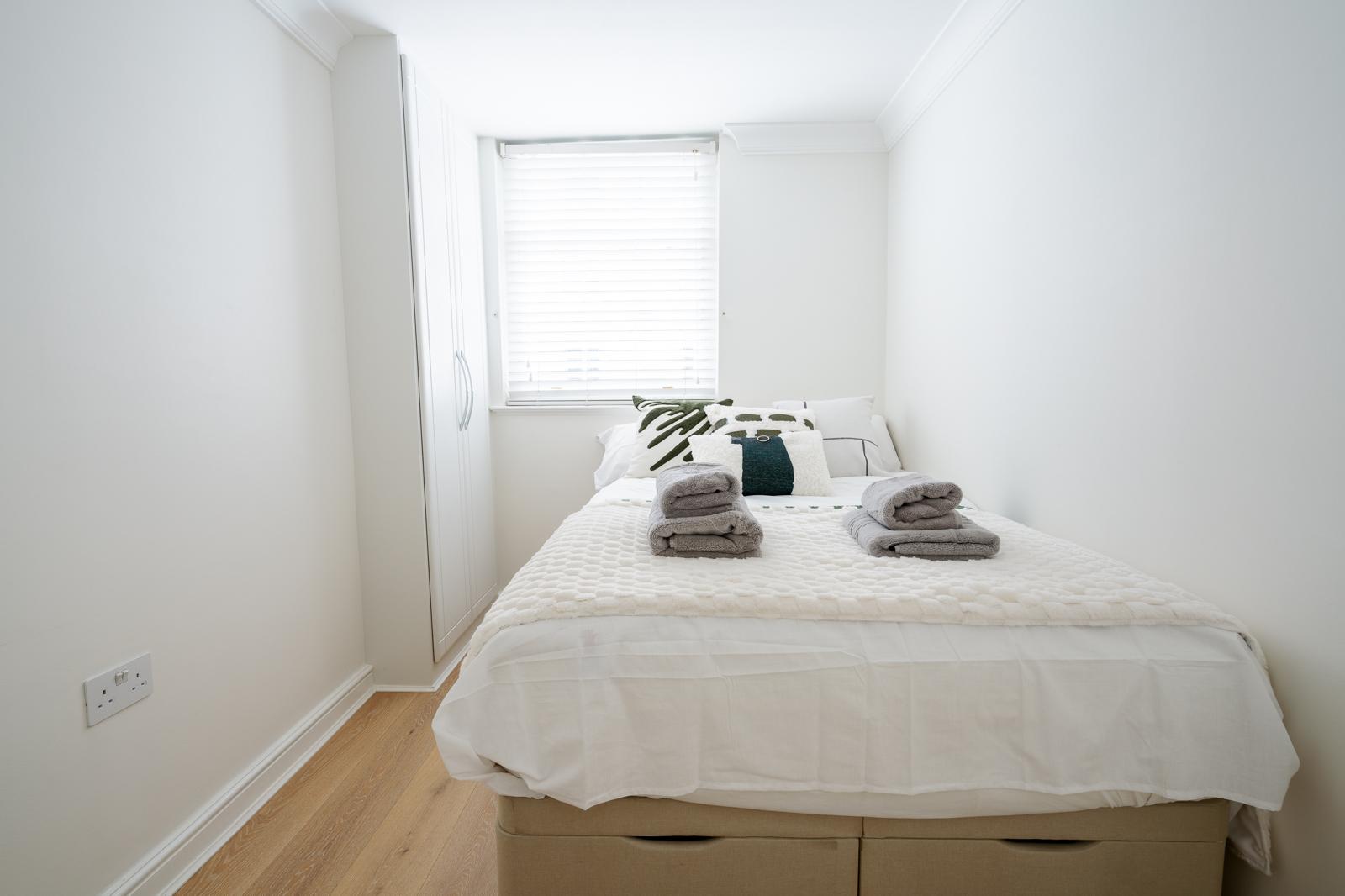 Luxe Layers: 3BR Villa with AC , Victoria Access