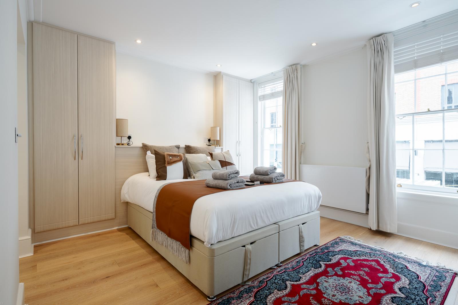 Luxe Layers: 3BR Villa with AC , Victoria Access