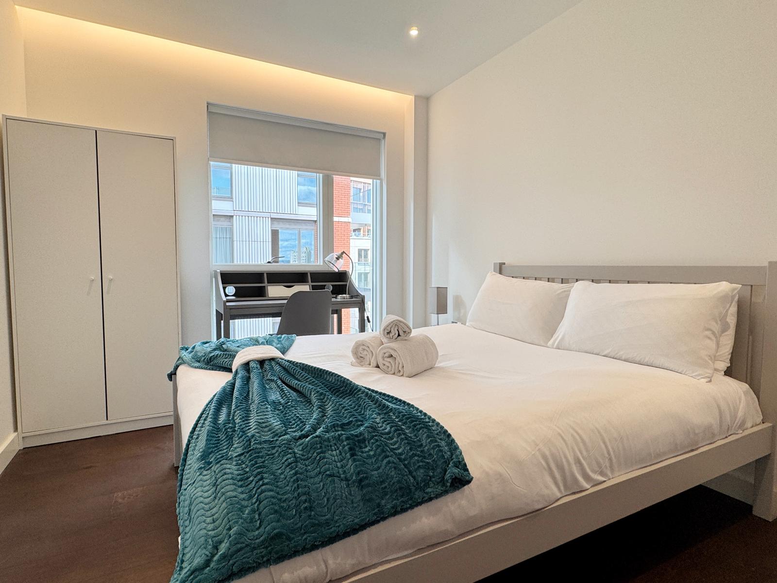 Skyline Serenity: Nine Elms 3BRs Haven